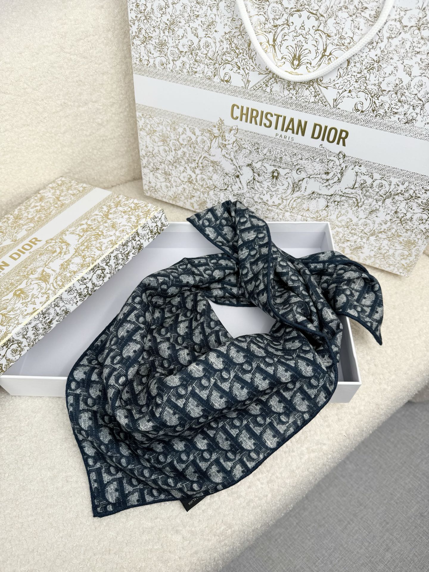 。D奥。真的敲好看‼️推荐💕顶级工艺超值‼️专柜爆款❗️立体呈现图案纹路实物档次极高，特殊工艺高端研发惊