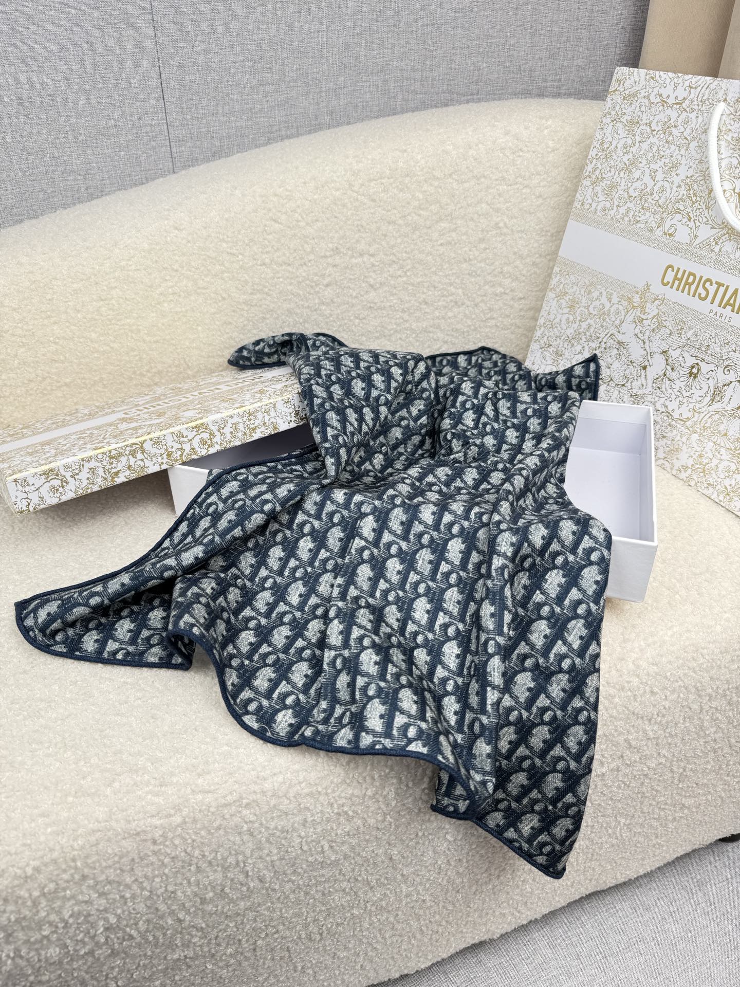 。D奥。真的敲好看‼️推荐💕顶级工艺超值‼️专柜爆款❗️立体呈现图案纹路实物档次极高，特殊工艺高端研发惊