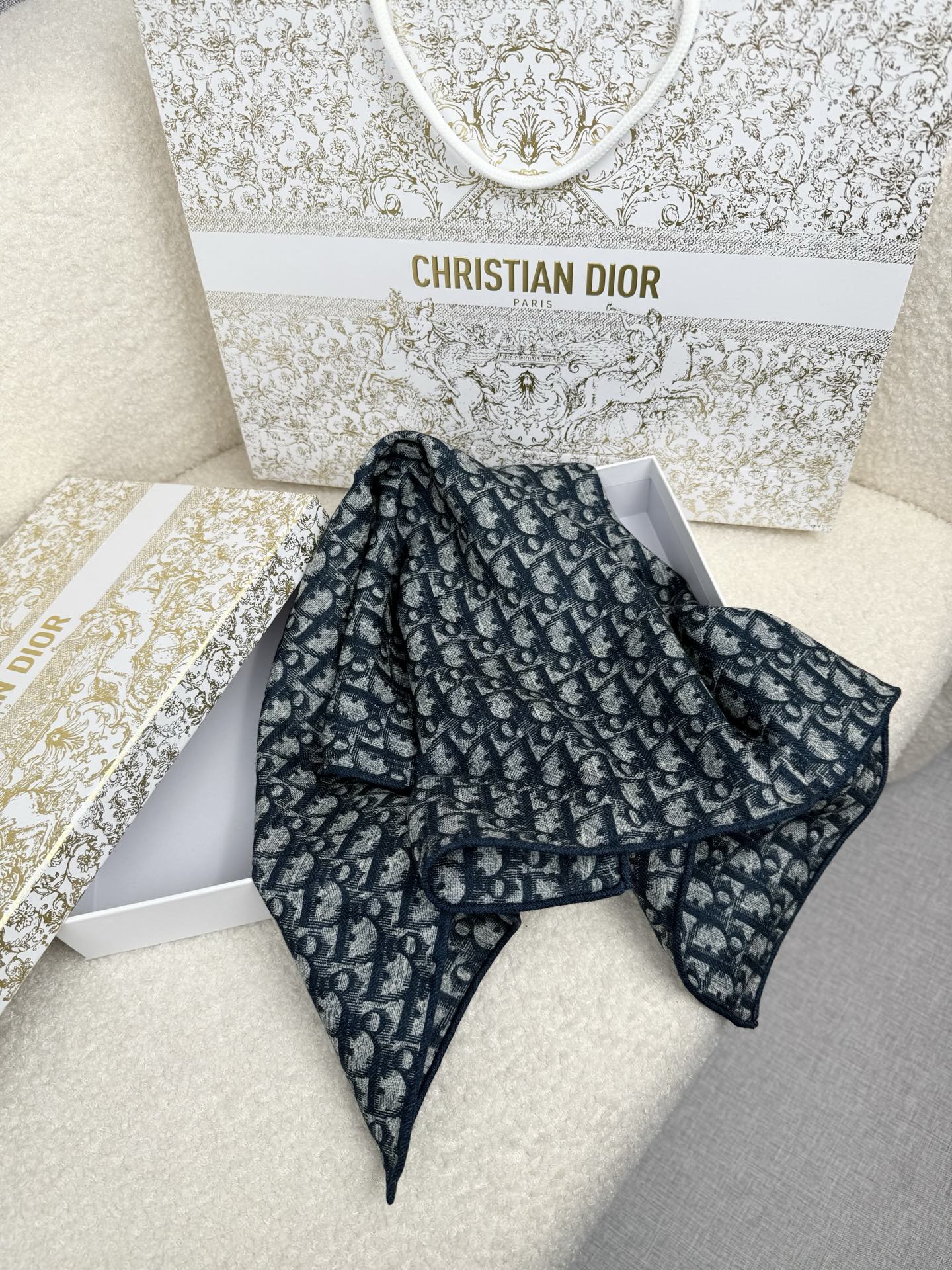 。D奥。真的敲好看‼️推荐💕顶级工艺超值‼️专柜爆款❗️立体呈现图案纹路实物档次极高，特殊工艺高端研发惊