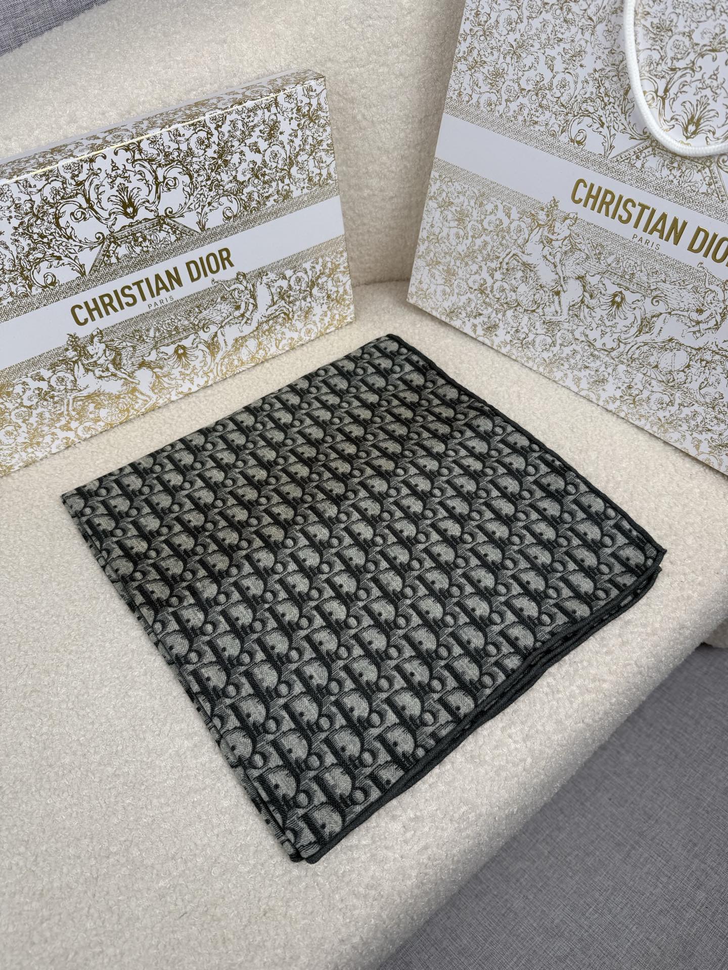 。D奥。真的敲好看‼️推荐💕顶级工艺超值‼️专柜爆款❗️立体呈现图案纹路实物档次极高，特殊工艺高端研发惊