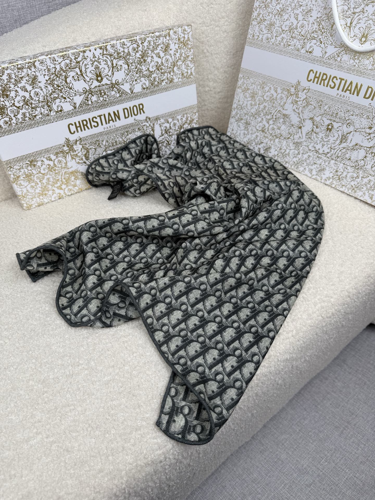 。D奥。真的敲好看‼️推荐💕顶级工艺超值‼️专柜爆款❗️立体呈现图案纹路实物档次极高，特殊工艺高端研发惊