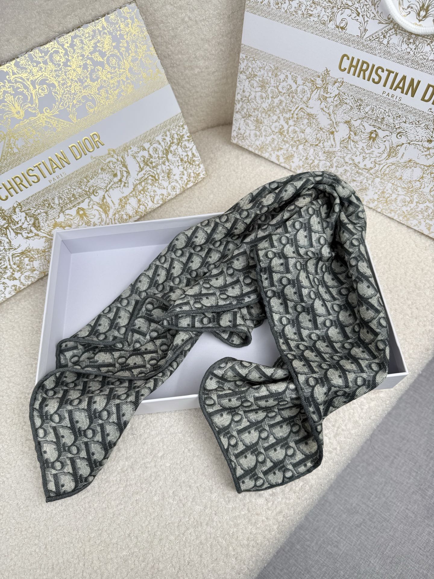 。D奥。真的敲好看‼️推荐💕顶级工艺超值‼️专柜爆款❗️立体呈现图案纹路实物档次极高，特殊工艺高端研发惊