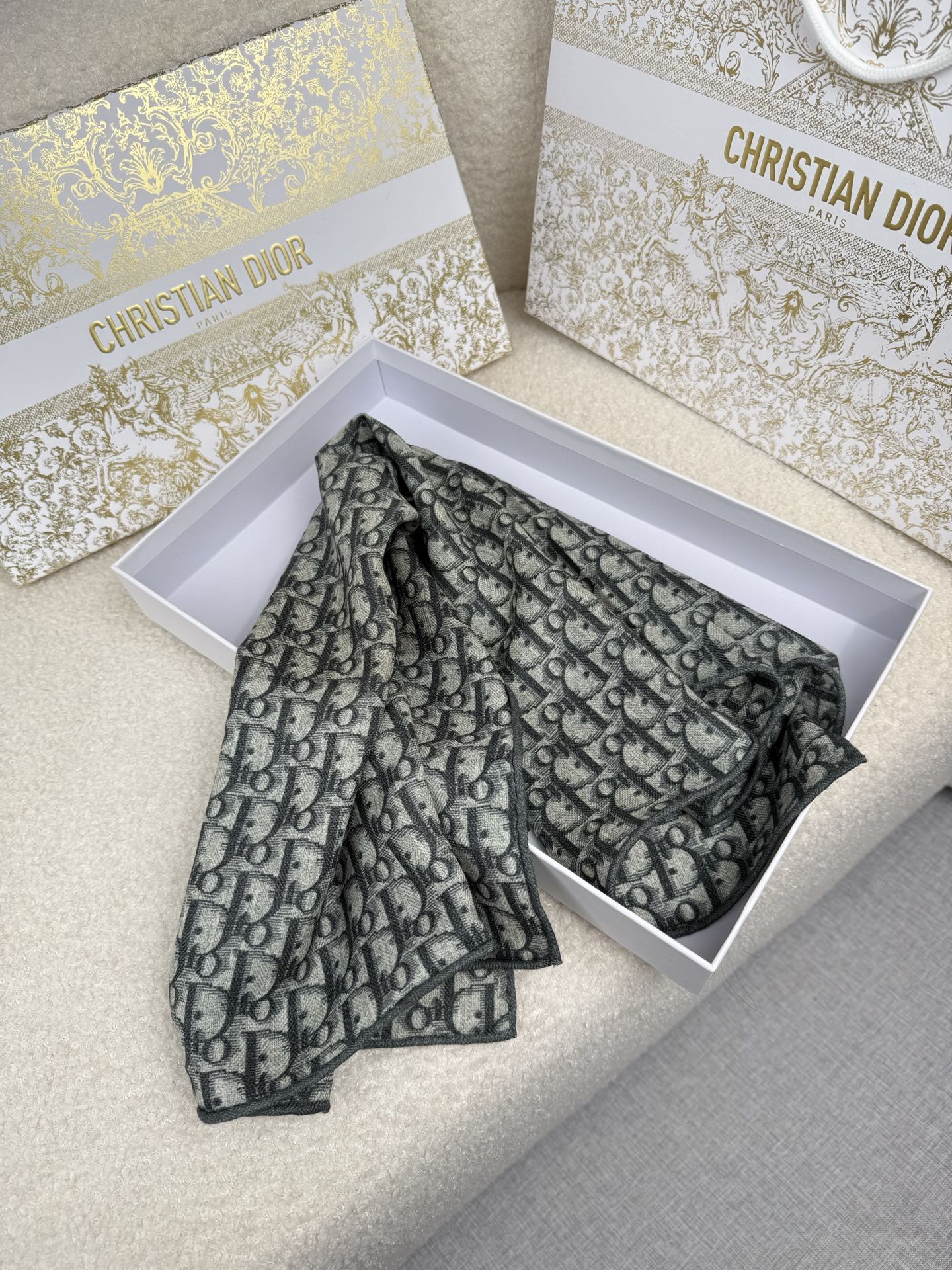 。D奥。真的敲好看‼️推荐💕顶级工艺超值‼️专柜爆款❗️立体呈现图案纹路实物档次极高，特殊工艺高端研发惊