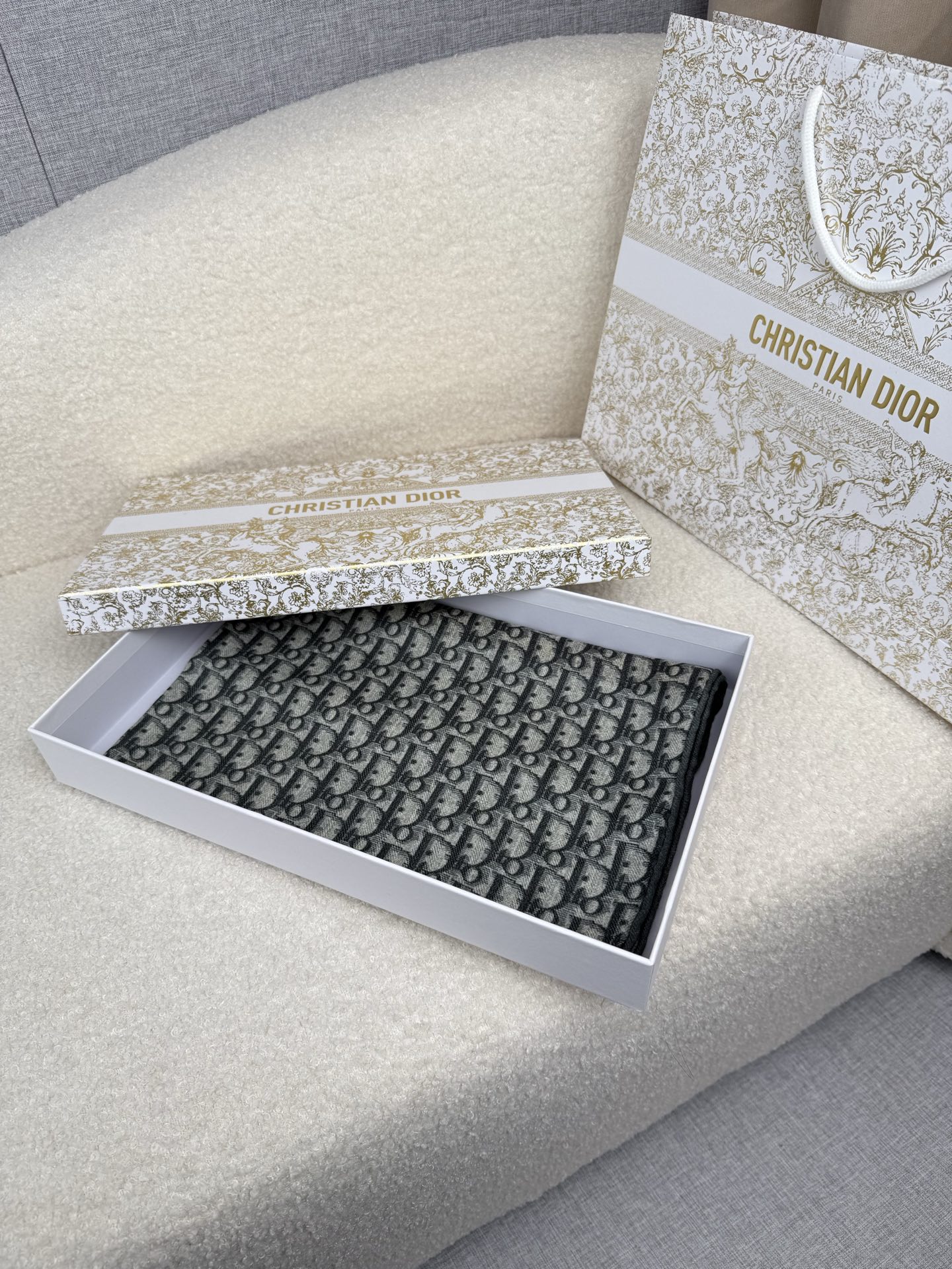 。D奥。真的敲好看‼️推荐💕顶级工艺超值‼️专柜爆款❗️立体呈现图案纹路实物档次极高，特殊工艺高端研发惊