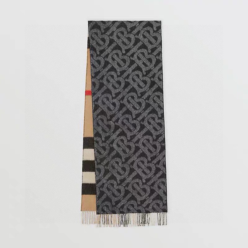 NO:580825,.burberry. Burberry double-sided scarf!  One side is the latest Tb print and the other side is the classic plaid!  Very stylish design!  180*30cm, 50 cashmere 50 wool!  It is the embodiment of the charm of elegant art!  The scarf style is unisex and can also be made into a couple style!  The color combination is extremely high-end and classy!  The material is soft and has a particularly three-dimensional effect, and it looks super good when worn!  You can mix and match as you like, one can be used as 2!  Very cost-effective and versatile!  Official 3 colors, each color combination is just right!  A design that is both simple and elegant!  !  high version scarf,high version scarf,burberry19860909.burberry.博柏利双面围巾！一面是最新Tb印花一面是经典格子！非常有格调的设计！180*30cm,50 羊绒50羊毛！是高雅艺术的魅力体现！围巾款式男女通用、更可做情侣款！颜色搭配极为高端大气上档次！料子柔和,特别有立体感,戴起来效果超级好看！随便搭配就可以、一条当2条用！非常划算又百搭！官方3色,每一个颜色搭配都恰到好处！既简约大气又非常有魅力的一个设计！！高版本围巾,高版本围巾,burberry,scarf