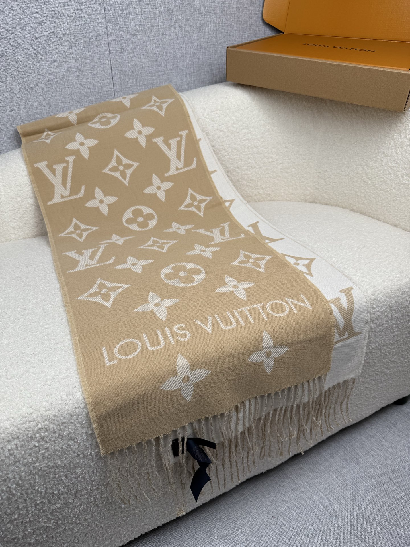 P。L家。专柜新色❗️有 Louis Vuitton字样新品!【驴家新款专柜-双面羊毛围巾】180*30cm,100%羊 P。L家。专柜新色❗️有 Louis Vuitton字样新品!【驴家新款专柜-双面羊毛围巾】180*30cm,100%羊