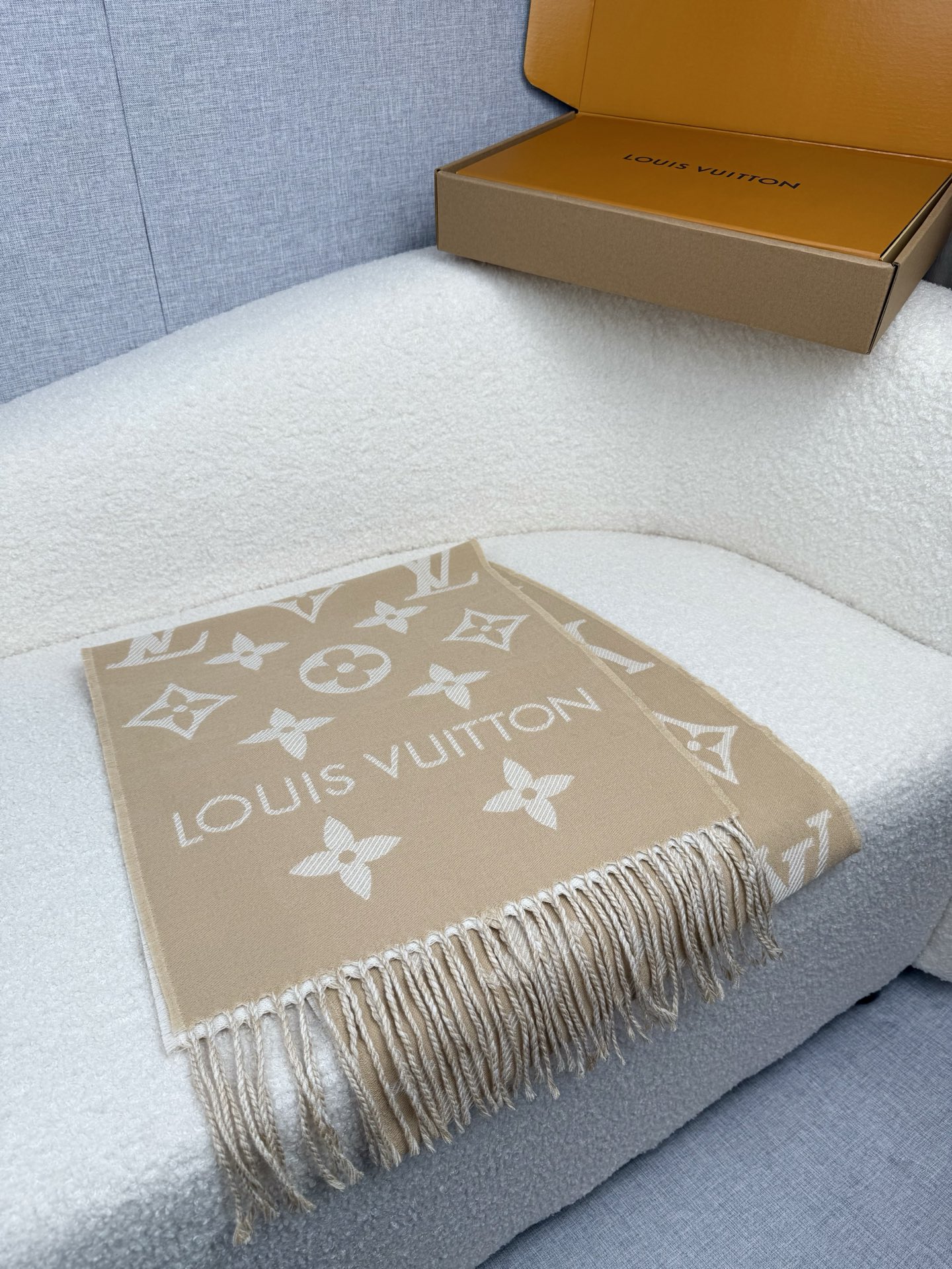 P。L家。专柜新色❗️有 Louis Vuitton字样新品!【驴家新款专柜-双面羊毛围巾】180*30cm,100%羊 P。L家。专柜新色❗️有 Louis Vuitton字样新品!【驴家新款专柜-双面羊毛围巾】180*30cm,100%羊