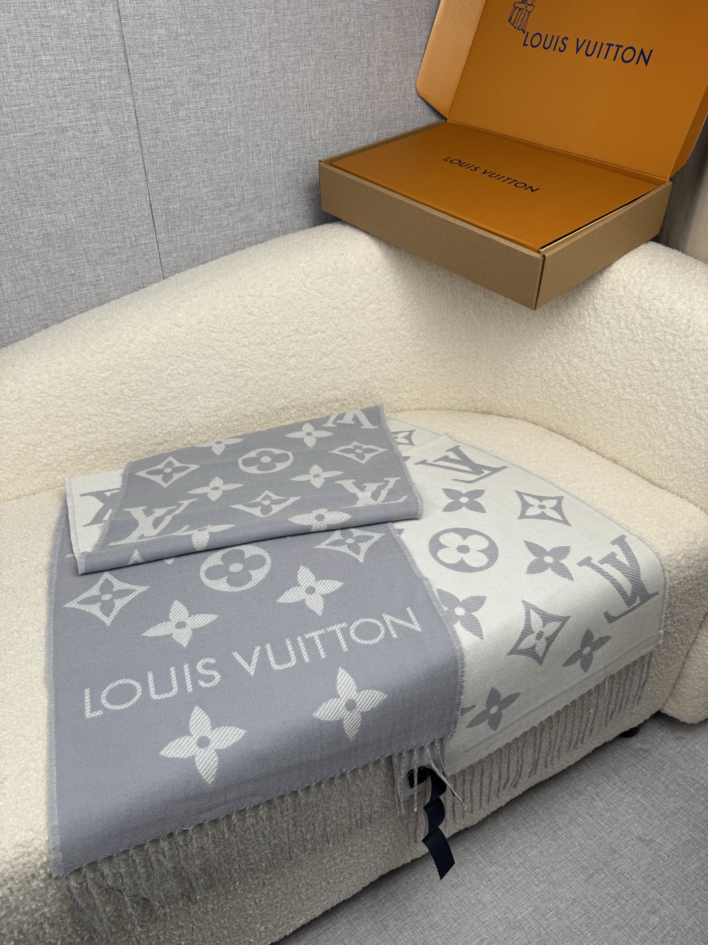 P。L家。专柜新色❗️有 Louis Vuitton字样新品！【驴家新款专柜-双面羊毛围巾】180*30cm，100%羊
