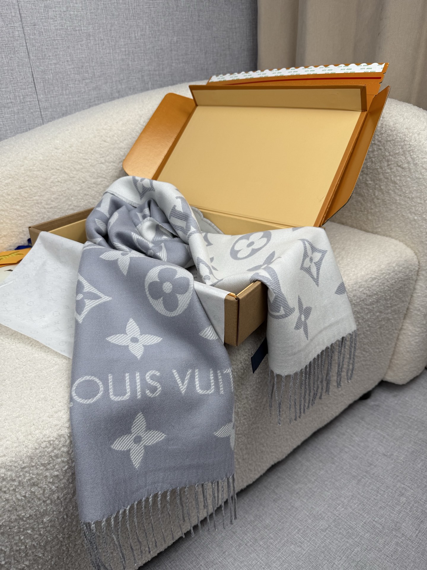 P。L家。专柜新色❗️有 Louis Vuitton字样新品！【驴家新款专柜-双面羊毛围巾】180*30cm，100%羊