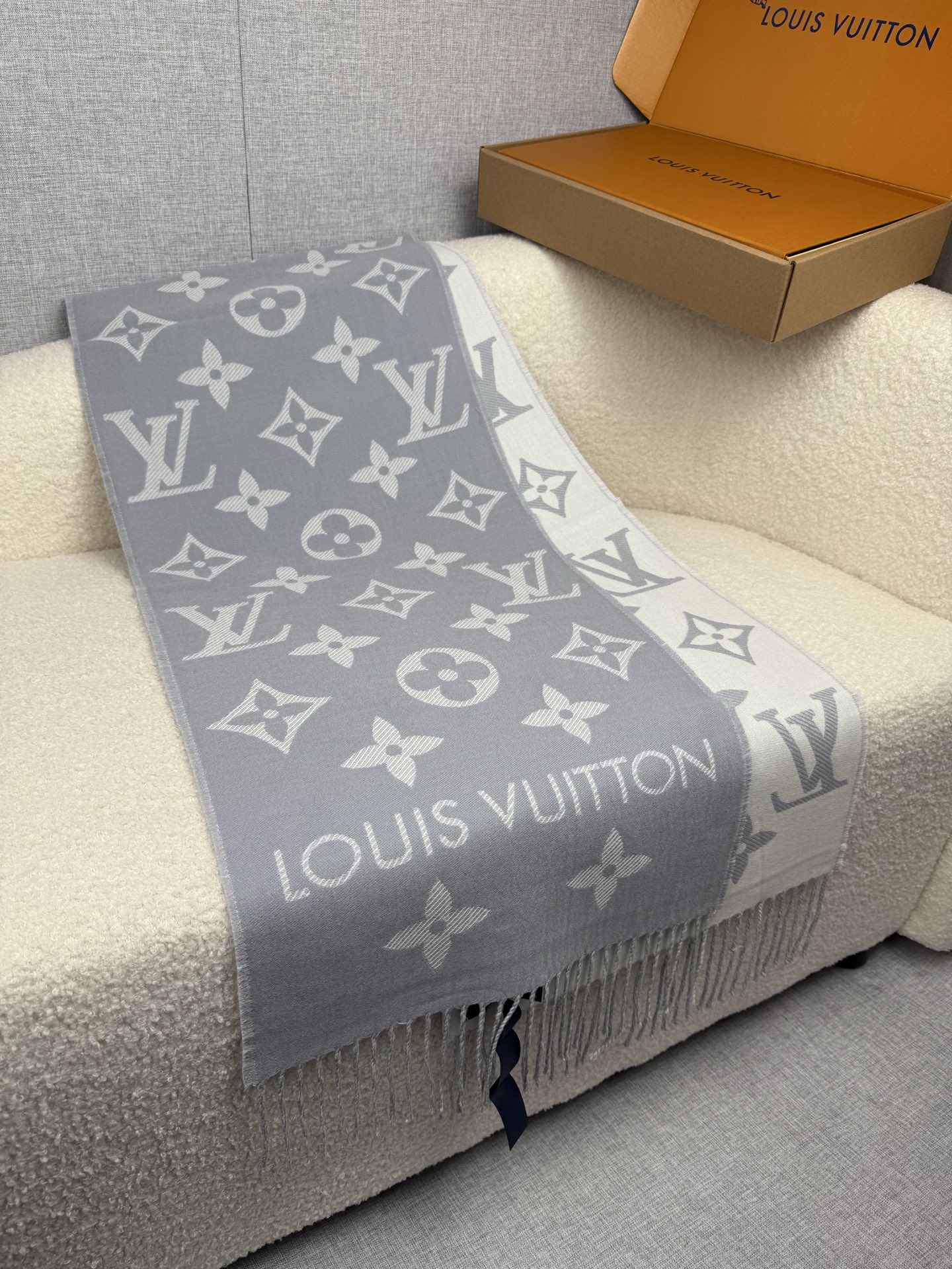 P。L家。专柜新色❗️有 Louis Vuitton字样新品！【驴家新款专柜-双面羊毛围巾】180*30cm，100%羊