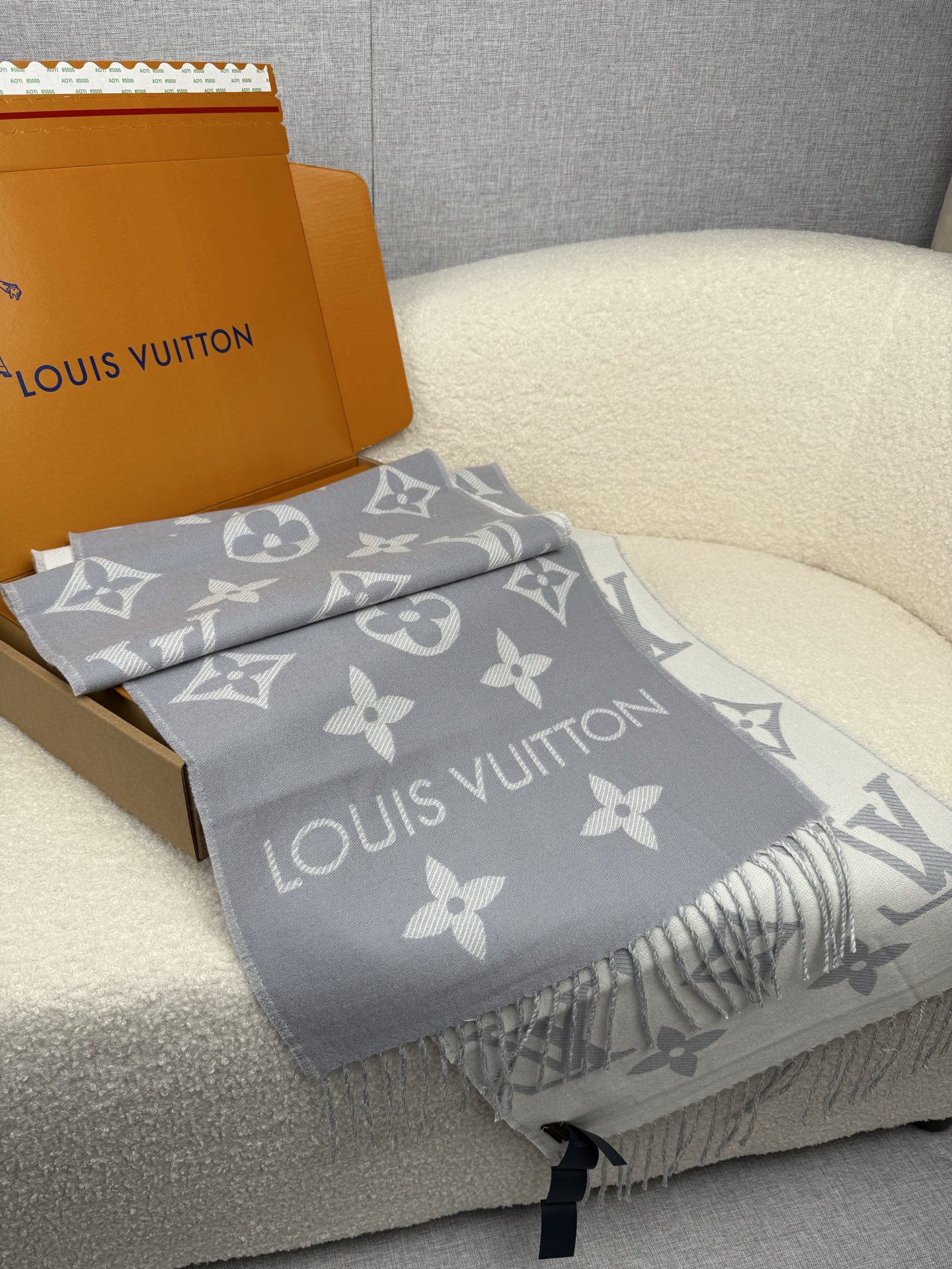 P。L家。专柜新色❗️有 Louis Vuitton字样新品！【驴家新款专柜-双面羊毛围巾】180*30cm，100%羊