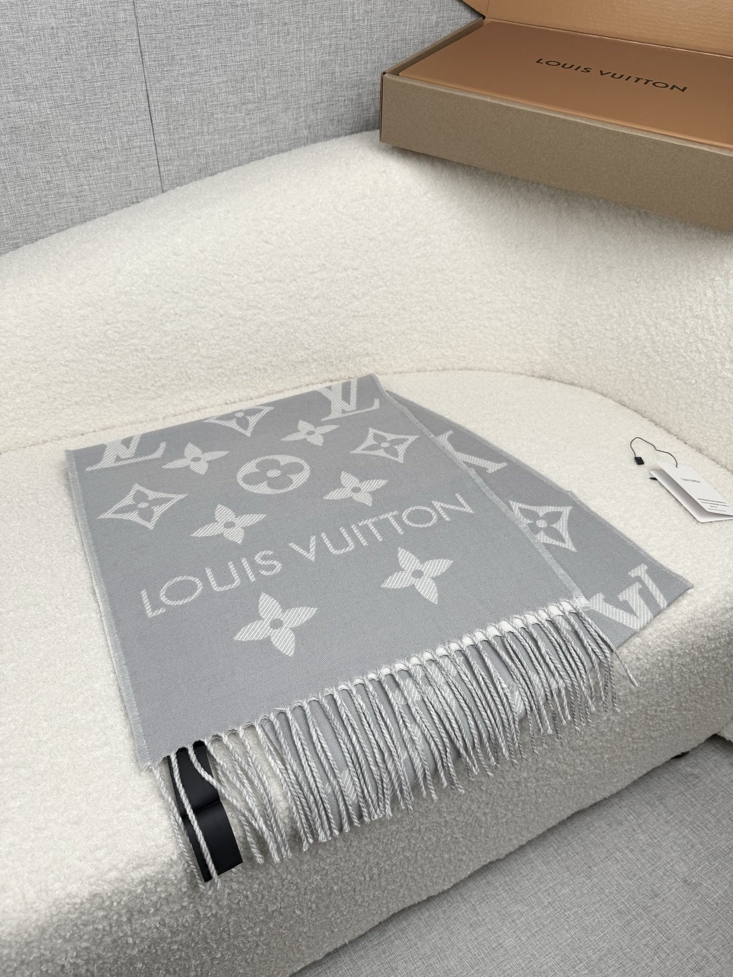 P。L家。专柜新色❗️有 Louis Vuitton字样新品！【驴家新款专柜-双面羊毛围巾】180*30cm，100%羊