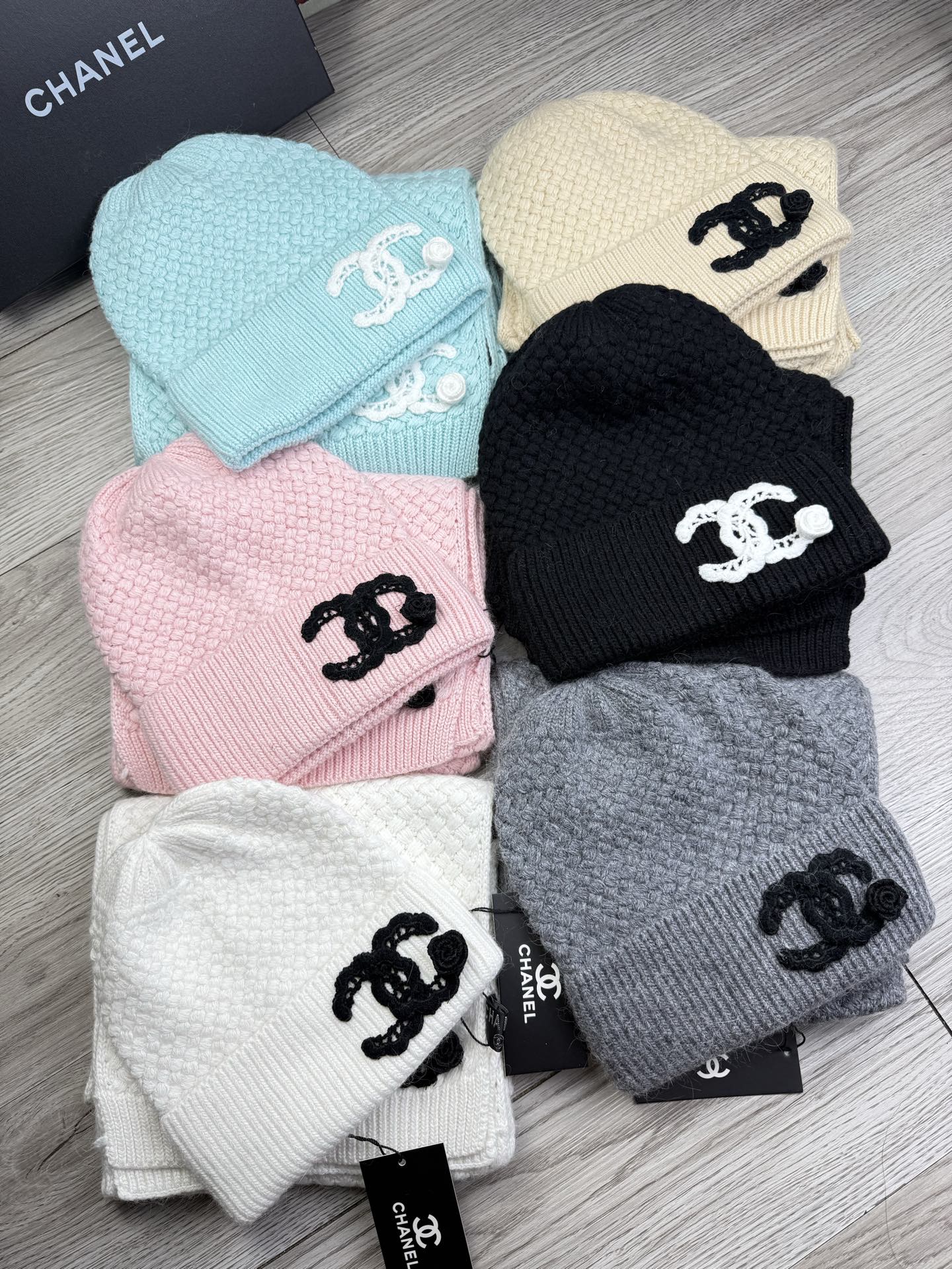 NO:948868,.C Home. [Wool suit hat-hat scarf] Classic suit hat!  Composition: 70% wool and 30% rabbit fur. It’s warm and super comfortable. It’s a great tool for young ladies to reduce their age in winter. This winter, all you need is a set of hats. It’s warm and fashionable!  Unisex model! Can be made as a couple model!  Complete range of anti-counterfeiting labels and elevators!  Many styles, welcome to choose! Hats, straw hats, fisherman hats, baseball caps, hats, chanel, espadrilles, hats19860909.C家.【羊毛套装帽子-帽子围巾】经典套装帽子！成分70羊毛30兔毛.暖暖哒超级舒服～冬日小姐姐减龄神器哦～这个冬天你就差这么一套套装帽子啦～又保暖又时尚！男女通用款!可以做情侣款！防伪标签吊卡齐全！多多款式,欢迎选择!帽子草帽渔夫帽棒球帽,帽子,chanel,espadrilles,hats,hat