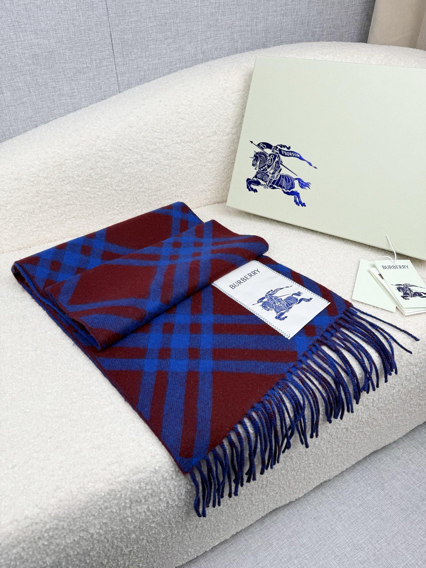 Burberry 柔美精英高手级别的 感围巾 这款Burberry羊绒羊毛混纺围巾 越看越爱 越看越