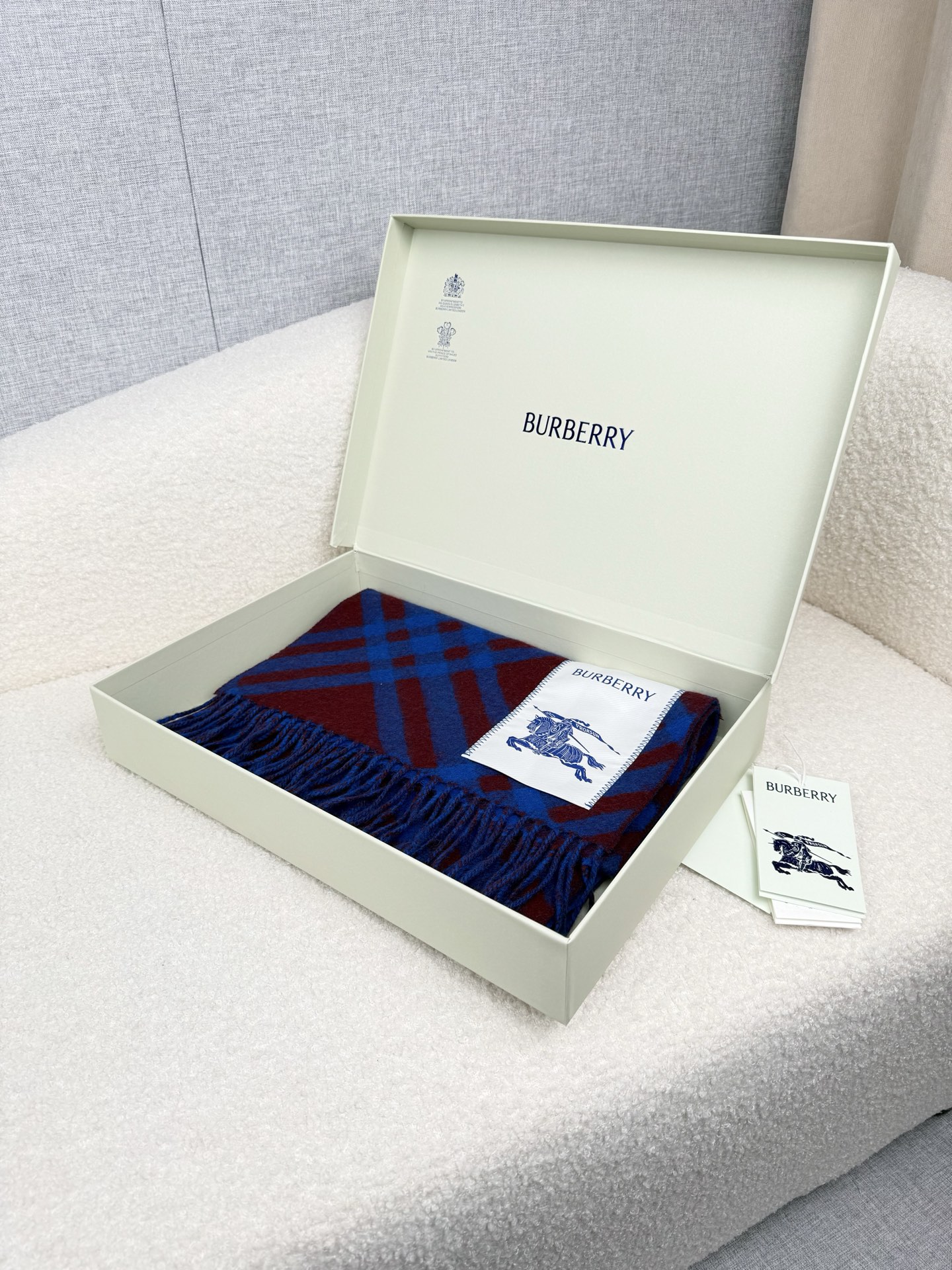 Burberry 柔美精英高手级别的 感围巾 这款Burberry羊绒羊毛混纺围巾 越看越爱 越看越