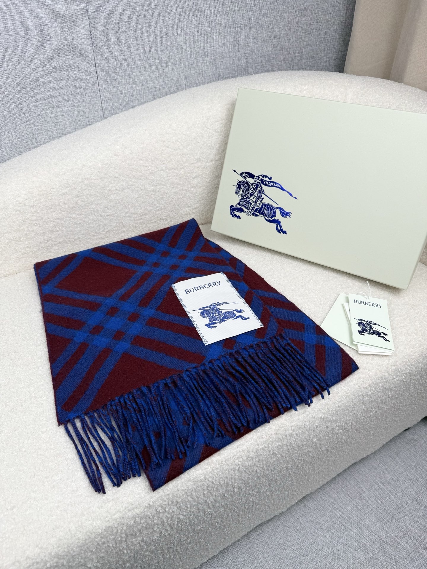 Burberry 柔美精英高手级别的 感围巾 这款Burberry羊绒羊毛混纺围巾 越看越爱 越看越