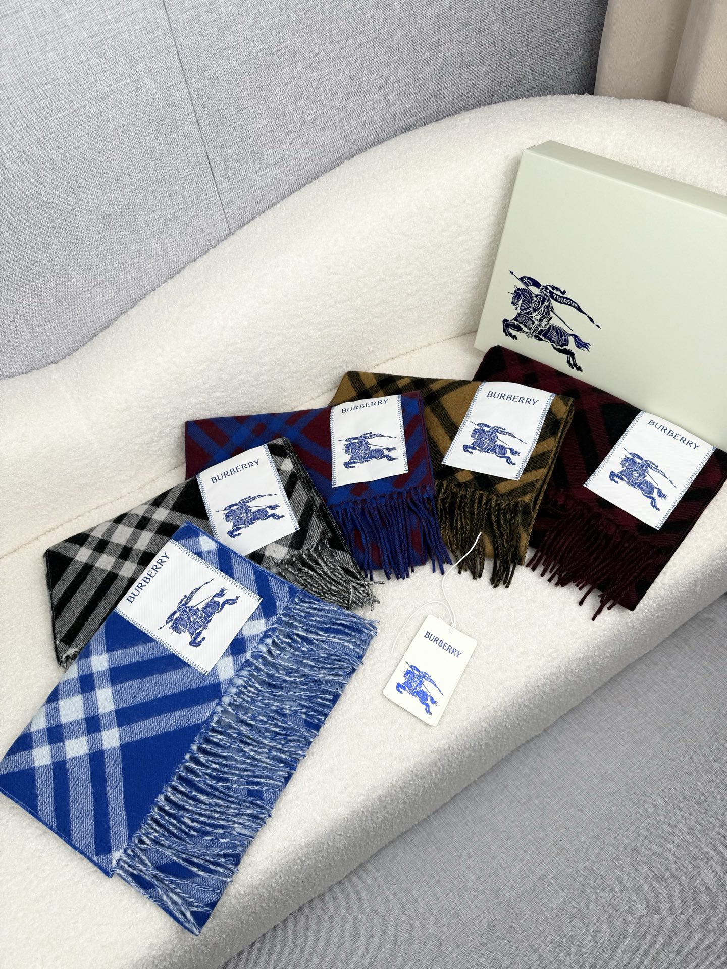 NO:342007,.B Home. [B tilted grid - tassel style] Low-key luxury, superb soft and elite master-level fashionable scarf. This Burberry cashmere wool blend scarf, the more you look, the more you love it, the more you look, the more you like this craft and color matching, you will know that it is not from an ordinary factory. I really like this master-level fashionable feeling. People with attitude will definitely like it. Young, fashionable, confident, and attitude. It is very beautiful!  This design is more stretchy, more advanced, more atmospheric, and more affordable. It is recommended to use the abdomen velvet tip of the Albasic velvet collected every spring to produce the original velvet. The characteristic of this cashmere is that even after being processed by human craftsmanship, the essence of the original velvet is retained to the greatest extent. There will be a special texture scarf in your hand and it will feel like holding the clouds. It is really very high-end Burberry's plaid. Another perfect appearance is another perfect appearance. Specifications: 30*cm high-version scarf, high-version scarf, burberry.19860909.B家.【B斜格-流苏款】低调的奢侈感极品柔美精英高手级别的时髦感围巾这款Burberry羊绒羊毛混纺围巾,越看越爱,越看越时髦,越看越喜欢这种工艺和配色一看就知道不是一般的大工厂的,非常非常喜欢这种高手级别的时髦感,有态度的时髦人一定会喜欢.年轻,时髦,自信,有态度.很美！这样的设计更舒展,更高级,更大气,更加经得起推荐采用每年开春采集的阿尔巴斯纯种绒山羊腹部绒尖为原绒生产,这种羊绒的特点就是,即便经过人类工艺的加工,仍最大程度的保留了原绒的本质,会有特殊的肌理纹围巾握在手里就跟握着云朵般的仍空气绵绵感真的非常高级Burberry的格纹另一种完美呈现.规格:30*cm高版本围巾,高版本围巾,burberry,scarf