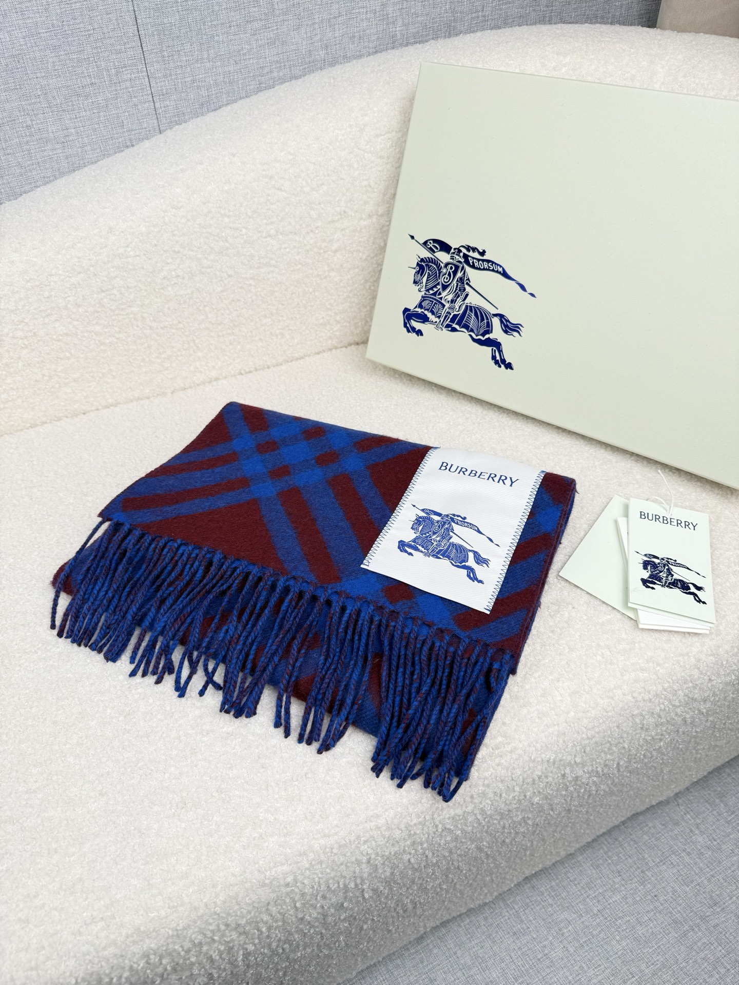 Burberry 柔美精英高手级别的 感围巾 这款Burberry羊绒羊毛混纺围巾 越看越爱 越看越