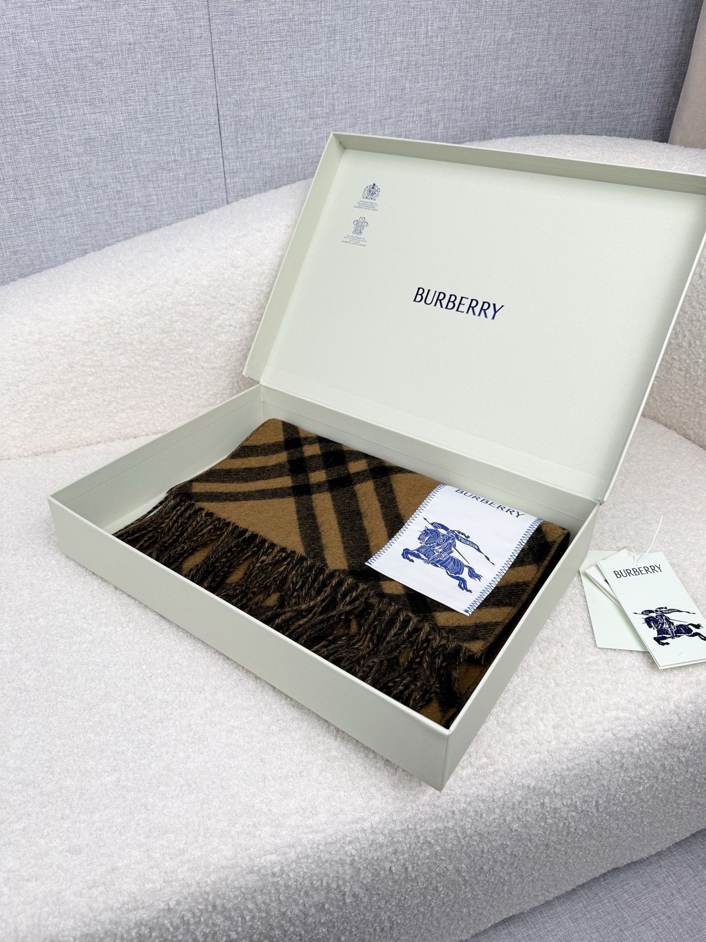 Burberry 柔美精英高手级别的 感围巾 这款Burberry羊绒羊毛混纺围巾 越看越爱 越看越