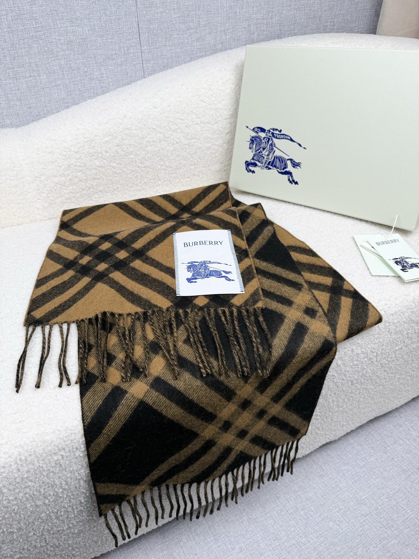 Burberry 柔美精英高手级别的 感围巾 这款Burberry羊绒羊毛混纺围巾 越看越爱 越看越