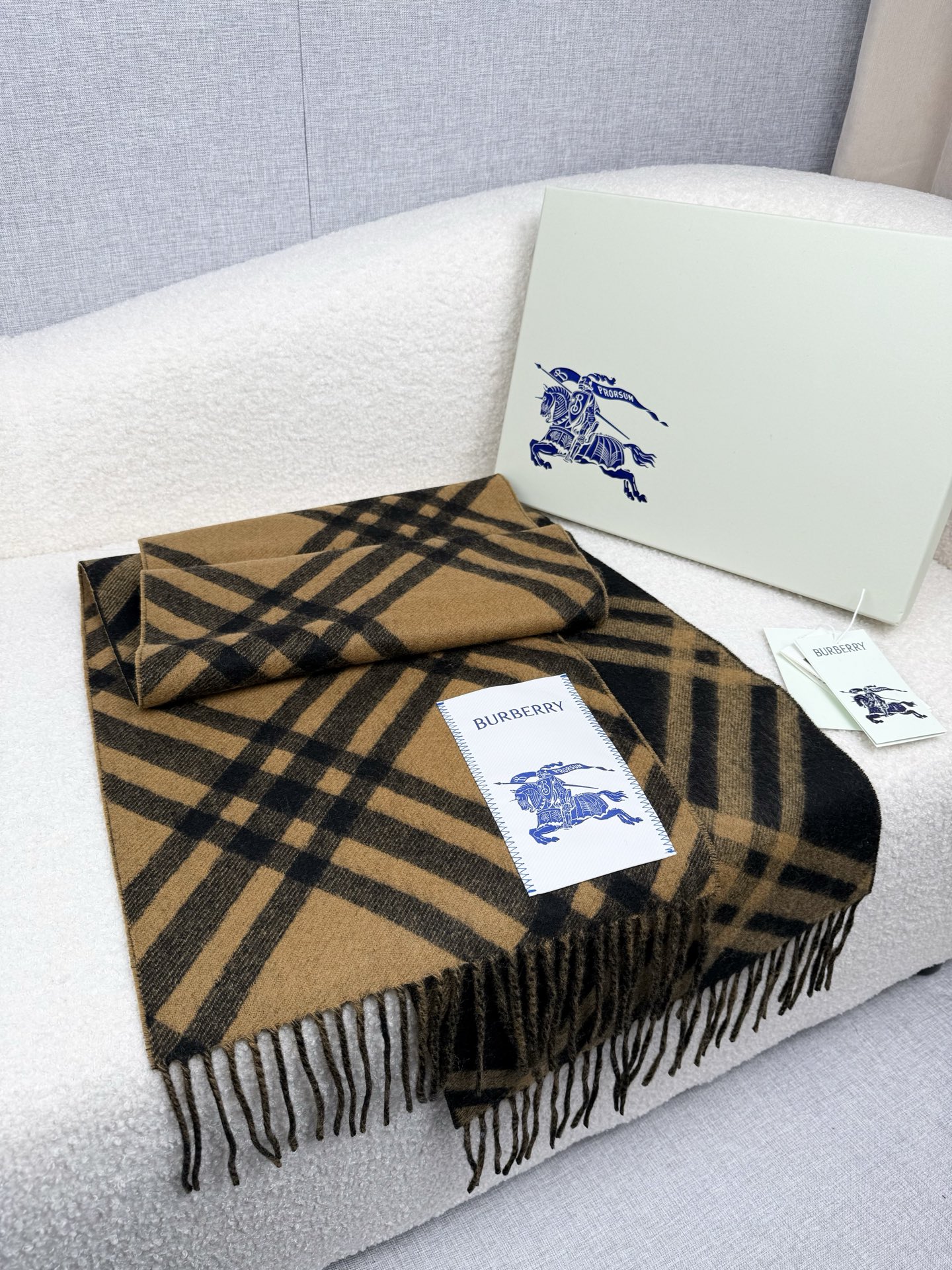 Burberry 柔美精英高手级别的 感围巾 这款Burberry羊绒羊毛混纺围巾 越看越爱 越看越