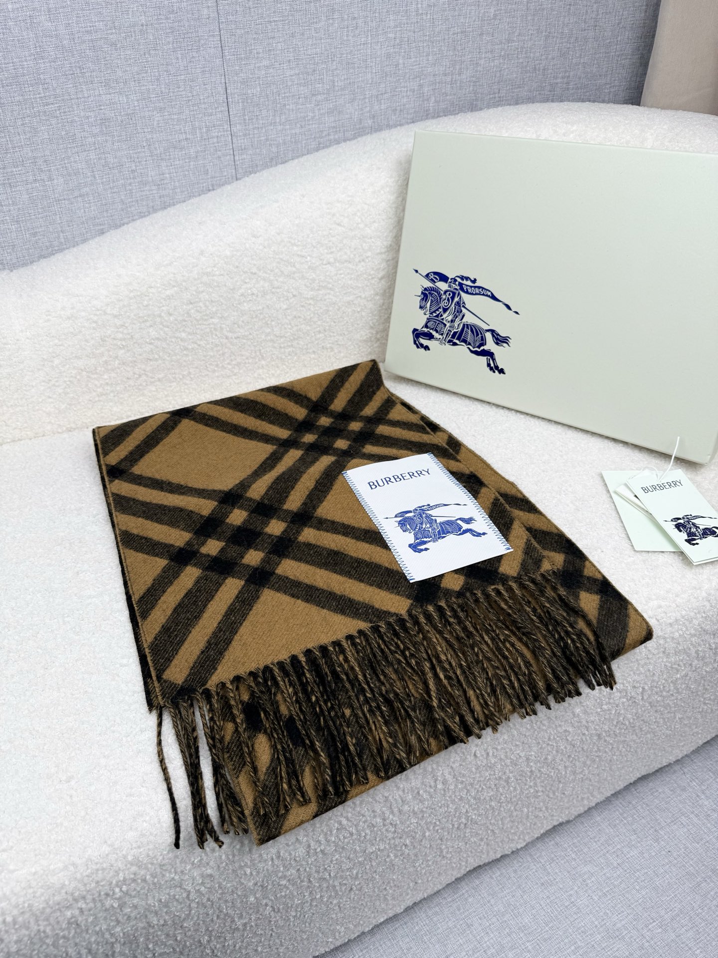 Burberry 柔美精英高手级别的 感围巾 这款Burberry羊绒羊毛混纺围巾 越看越爱 越看越