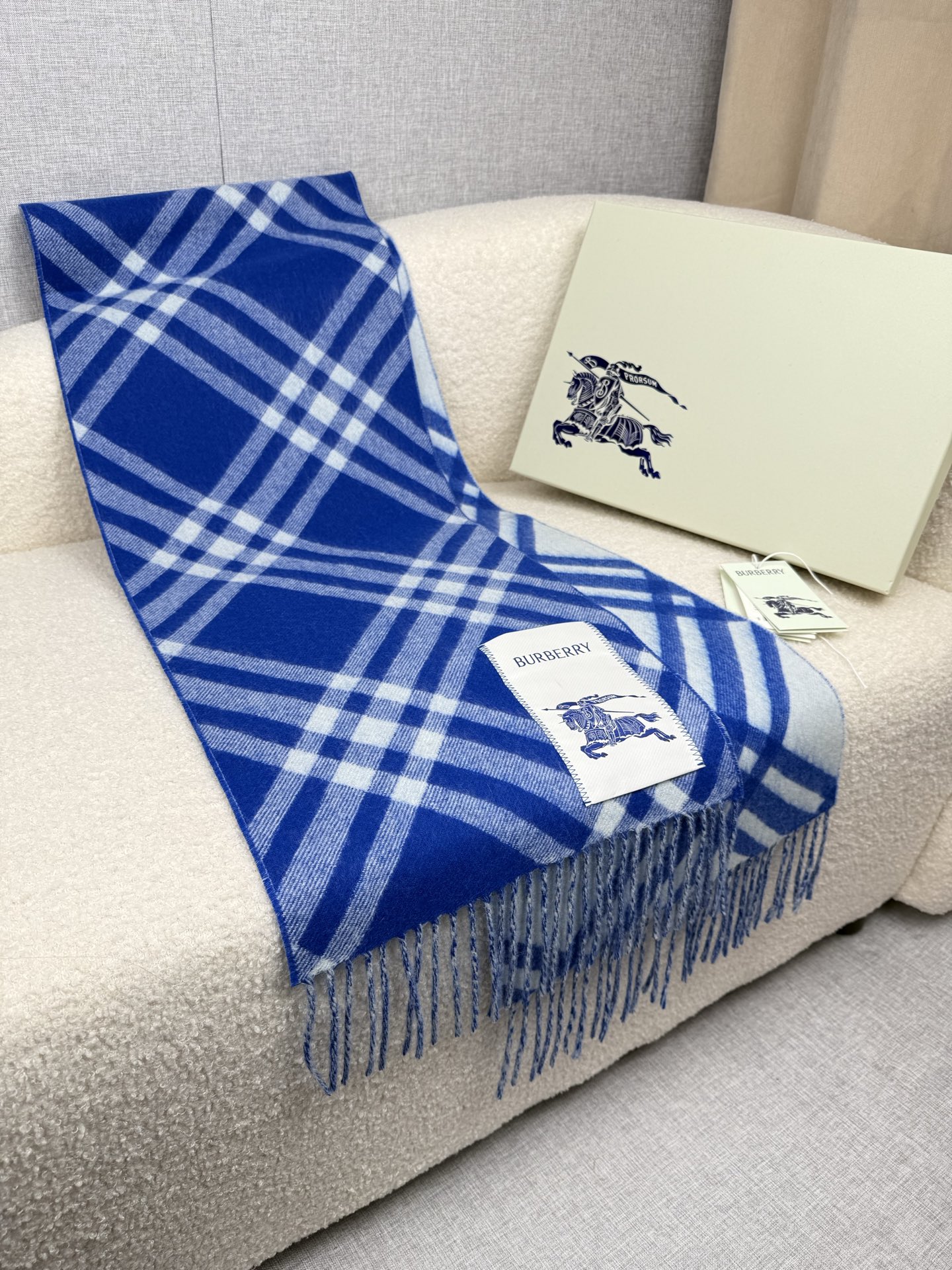 Burberry 柔美精英高手级别的 感围巾 这款Burberry羊绒羊毛混纺围巾 越看越爱 越看越