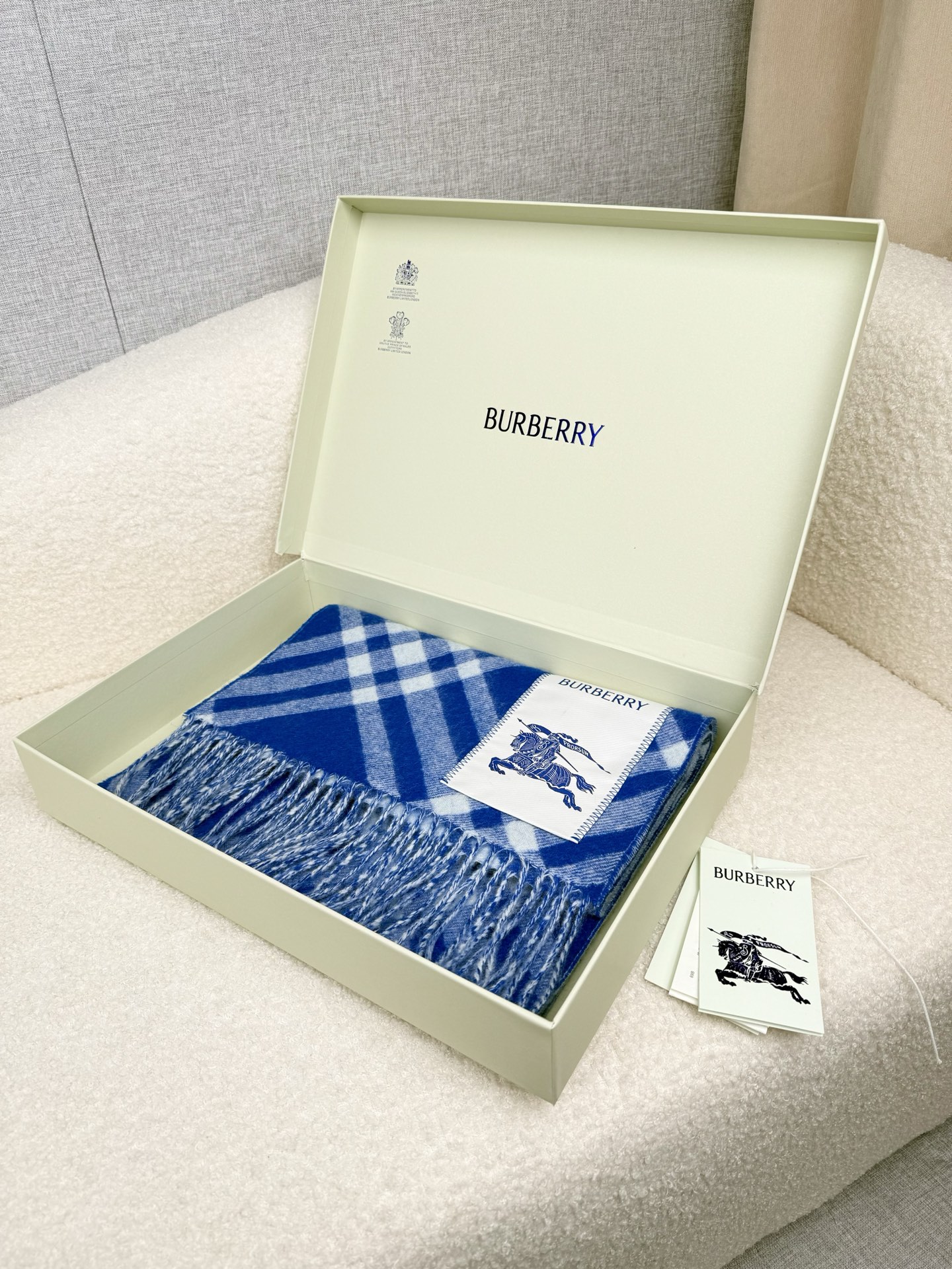 Burberry 柔美精英高手级别的 感围巾 这款Burberry羊绒羊毛混纺围巾 越看越爱 越看越