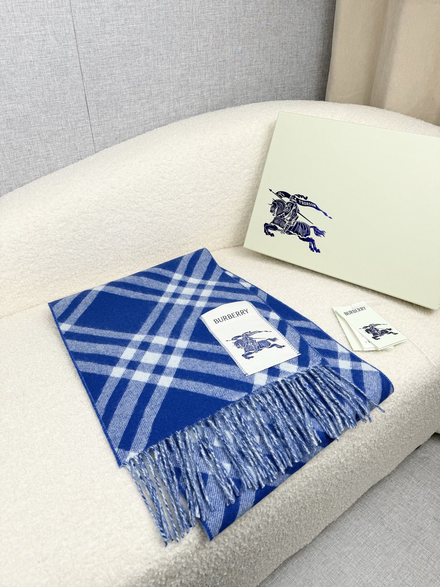 Burberry 柔美精英高手级别的 感围巾 这款Burberry羊绒羊毛混纺围巾 越看越爱 越看越