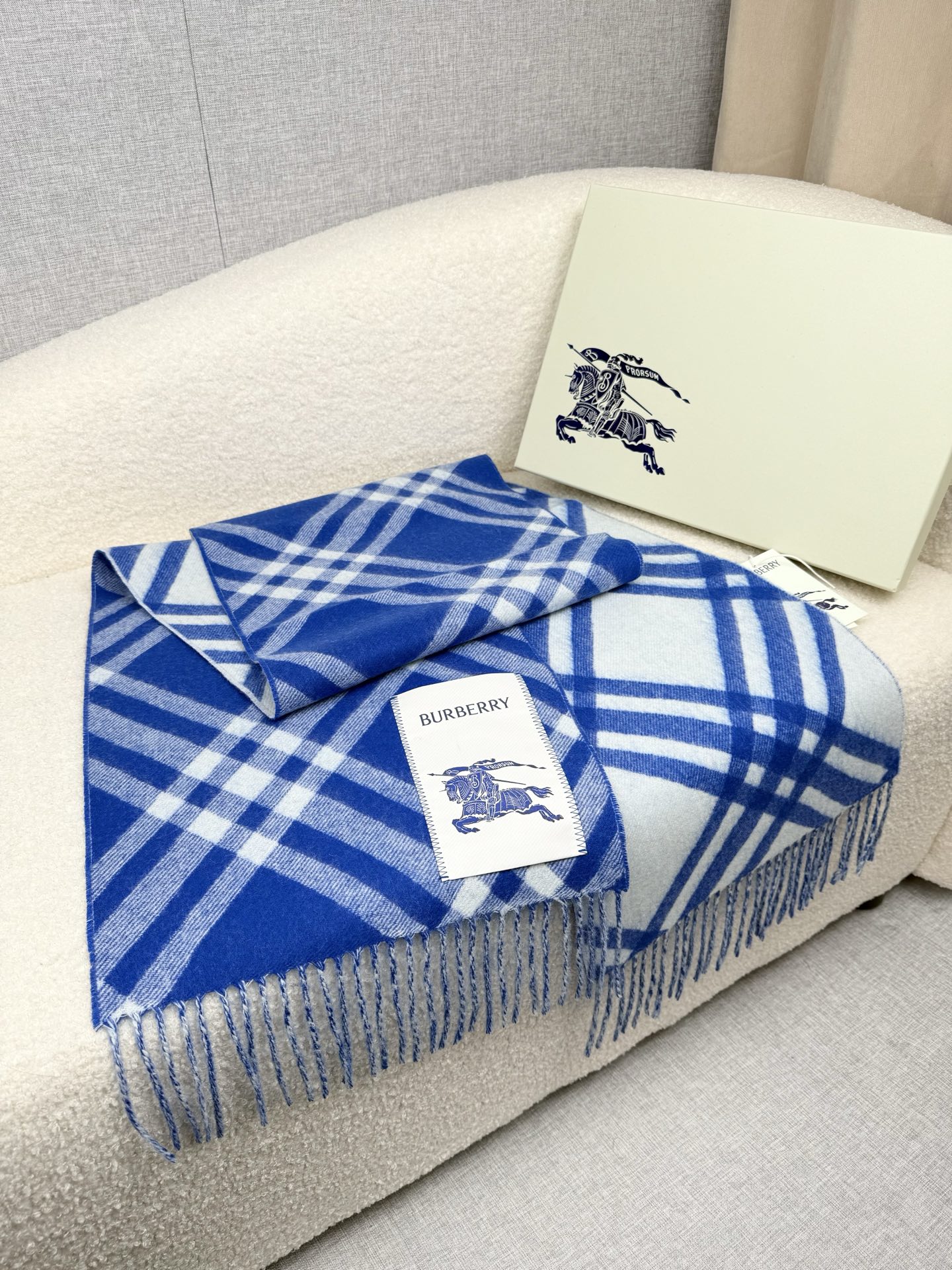 Burberry 柔美精英高手级别的 感围巾 这款Burberry羊绒羊毛混纺围巾 越看越爱 越看越