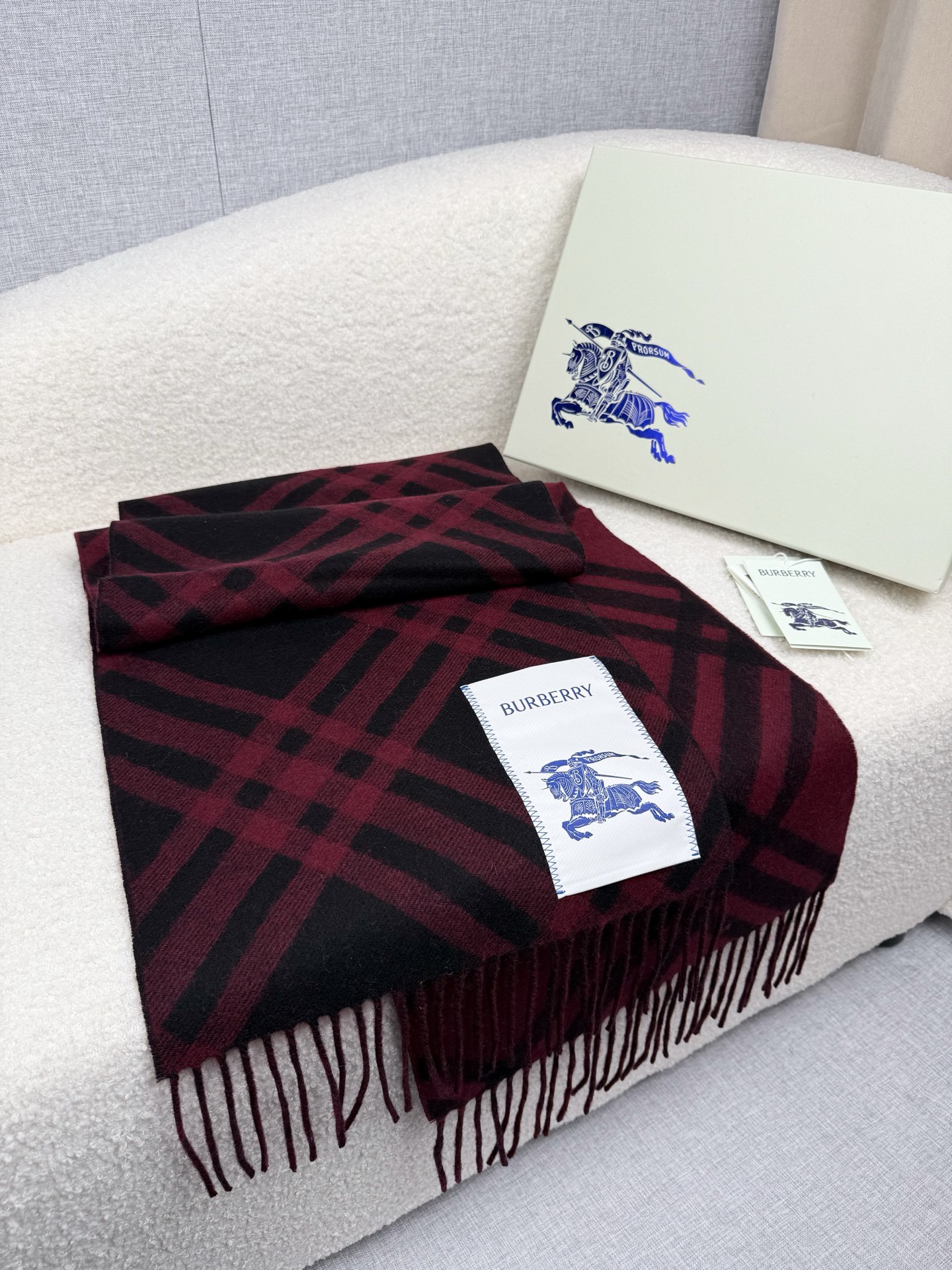 🆕 P🆕 。B家。【B斜格-流苏款】低调的奢侈感❗️极品柔美精英高手级别的时髦感围巾❗️这款Burberry羊绒羊毛混纺 🆕 P🆕 。B家。【B斜格-流苏款】低调的奢侈感❗️极品柔美精英高手级别的时髦感围巾❗️这款Burberry羊绒羊毛混纺