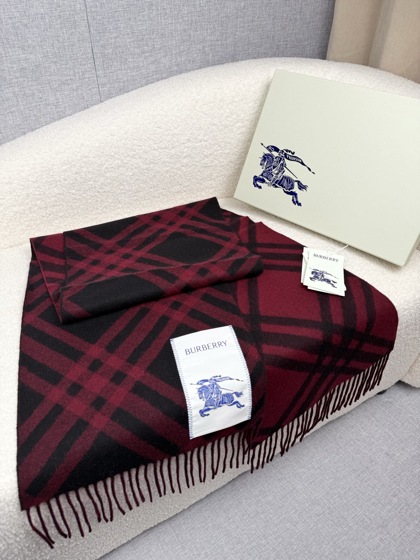 🆕 P🆕 。B家。【B斜格-流苏款】低调的奢侈感❗️极品柔美精英高手级别的时髦感围巾❗️这款Burberry羊绒羊毛混纺 🆕 P🆕 。B家。【B斜格-流苏款】低调的奢侈感❗️极品柔美精英高手级别的时髦感围巾❗️这款Burberry羊绒羊毛混纺
