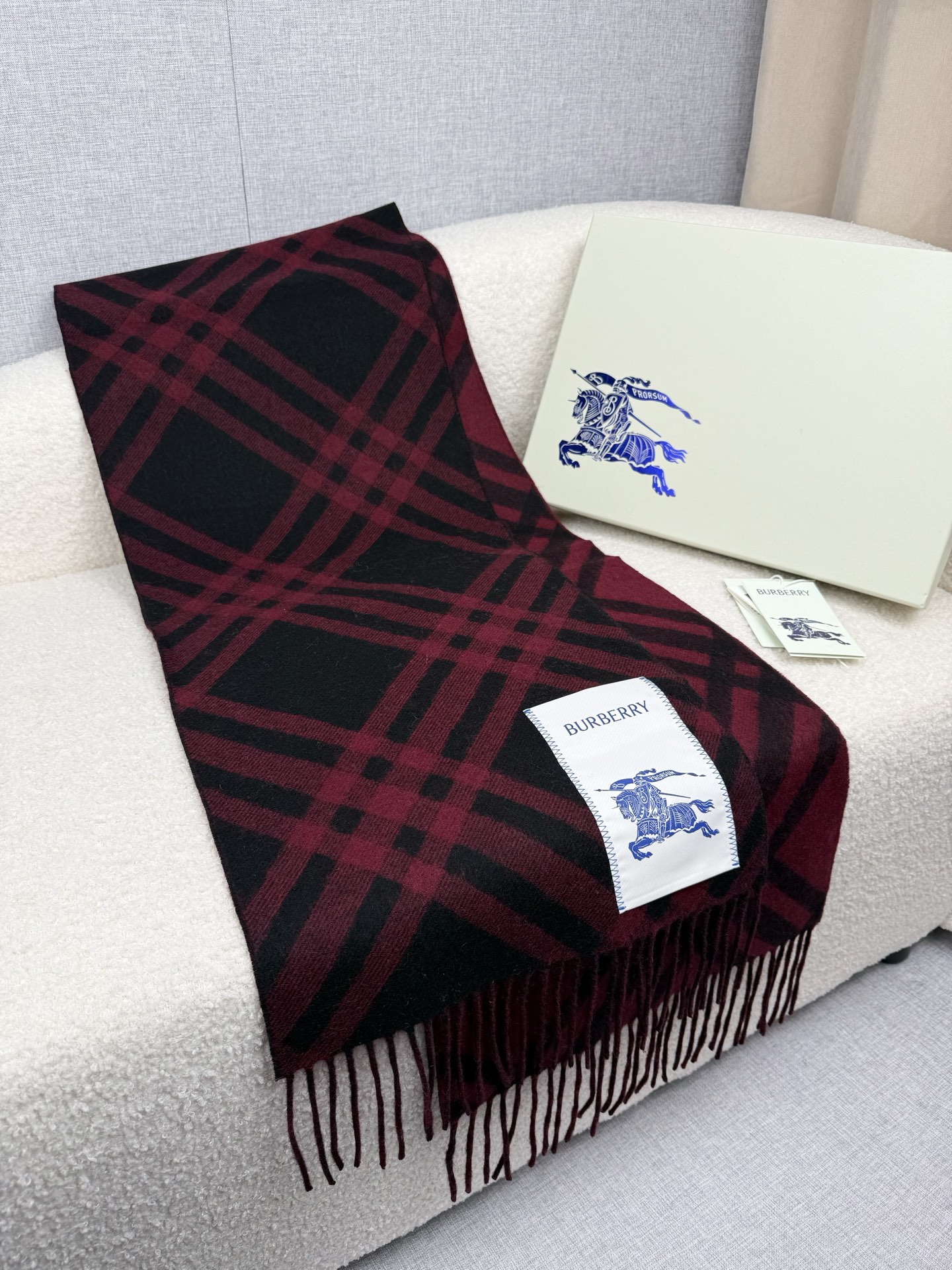 Burberry 柔美精英高手级别的 感围巾 这款Burberry羊绒羊毛混纺围巾 越看越爱 越看越