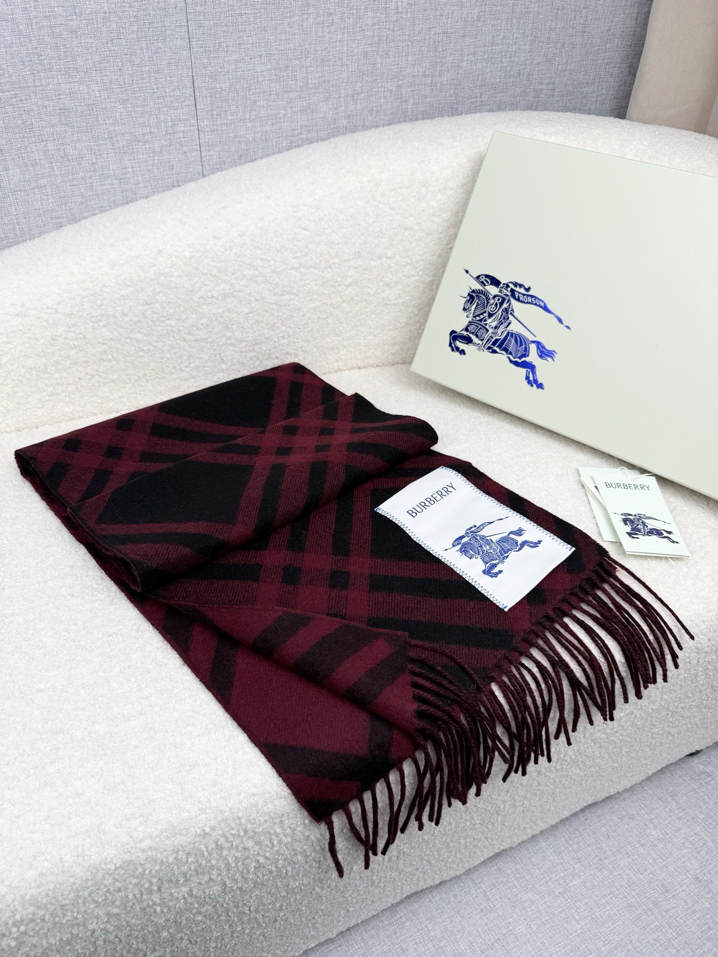 Burberry 柔美精英高手级别的 感围巾 这款Burberry羊绒羊毛混纺围巾 越看越爱 越看越