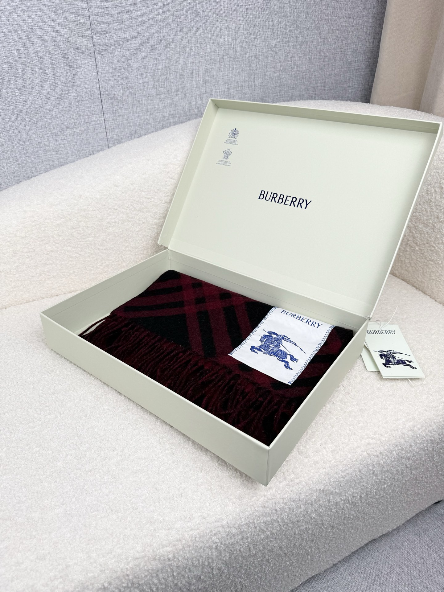 Burberry 柔美精英高手级别的 感围巾 这款Burberry羊绒羊毛混纺围巾 越看越爱 越看越