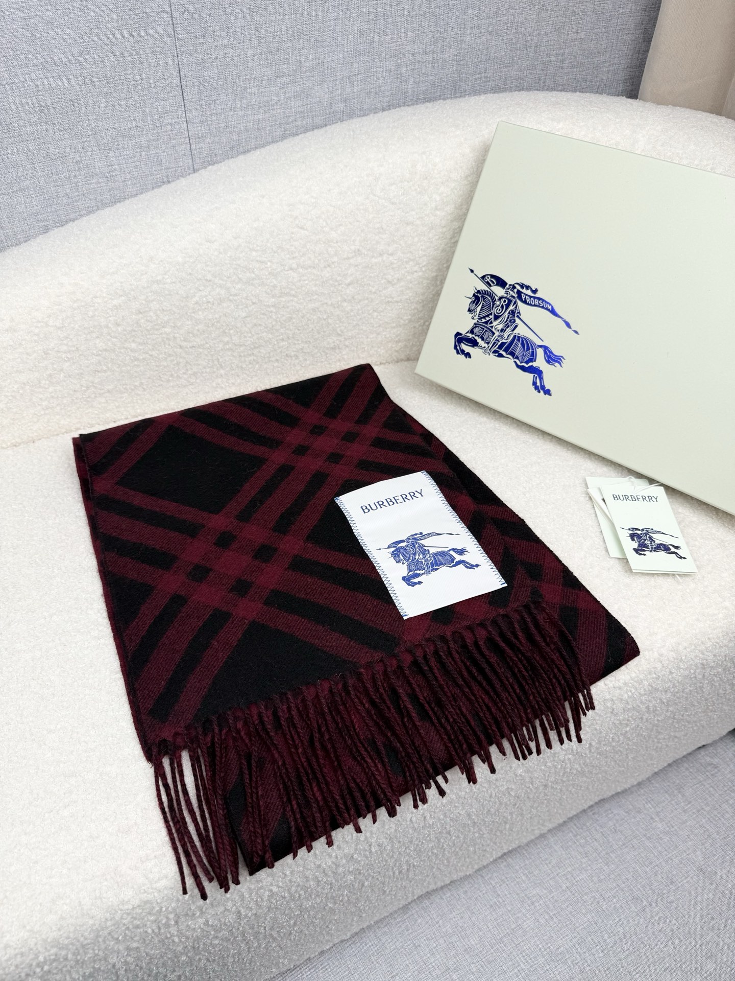 Burberry 柔美精英高手级别的 感围巾 这款Burberry羊绒羊毛混纺围巾 越看越爱 越看越