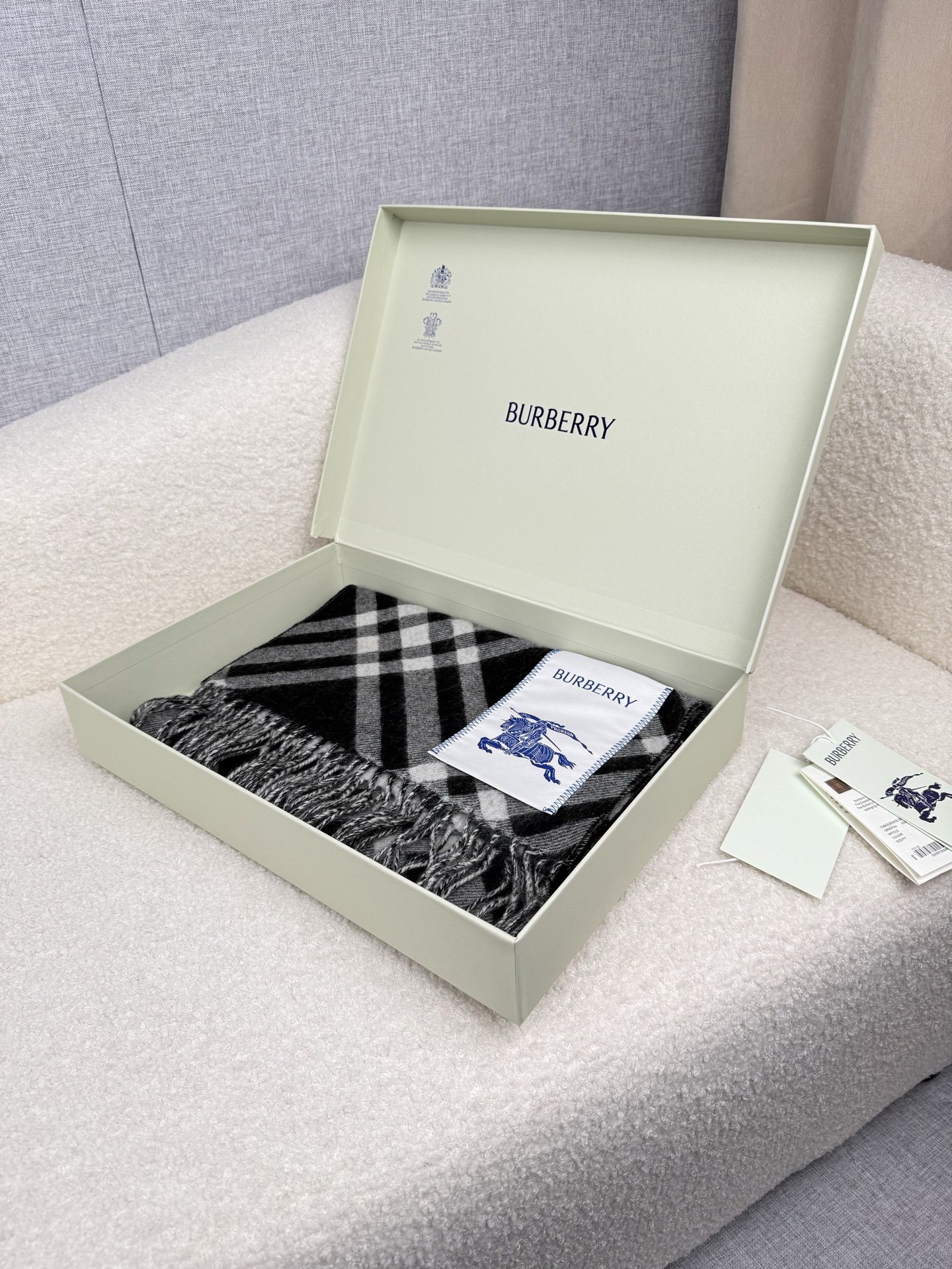 Burberry 柔美精英高手级别的 感围巾 这款Burberry羊绒羊毛混纺围巾 越看越爱 越看越
