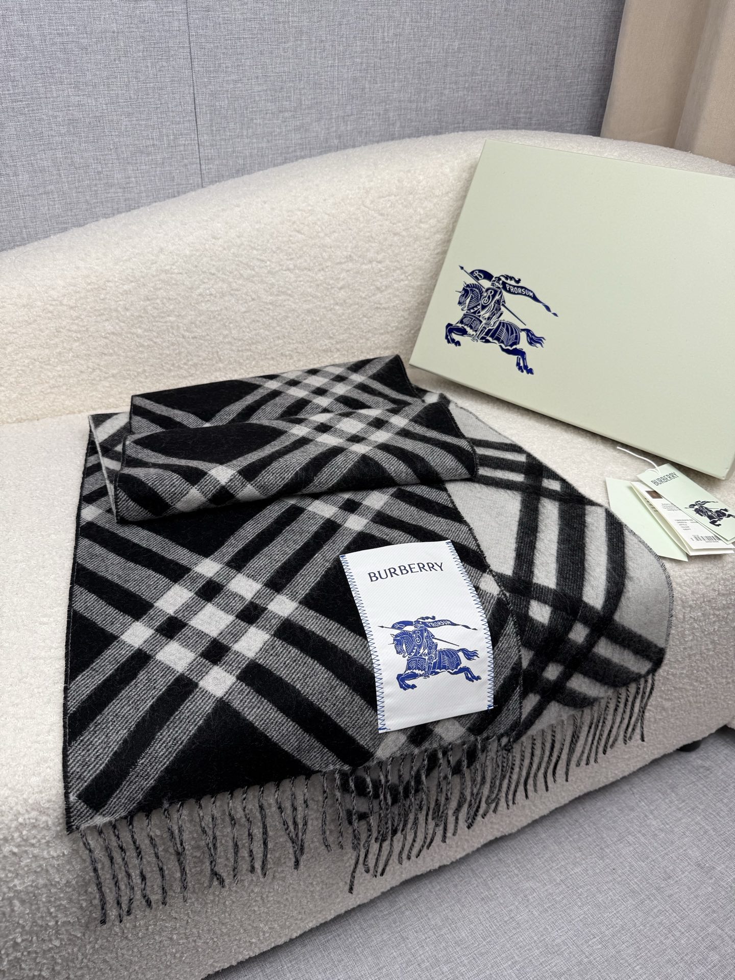 Burberry 柔美精英高手级别的 感围巾 这款Burberry羊绒羊毛混纺围巾 越看越爱 越看越