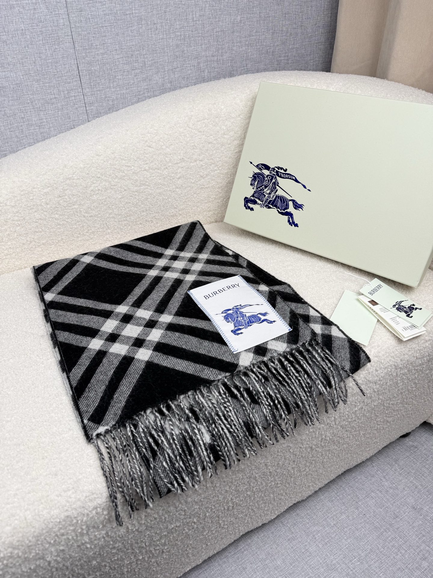 Burberry 柔美精英高手级别的 感围巾 这款Burberry羊绒羊毛混纺围巾 越看越爱 越看越