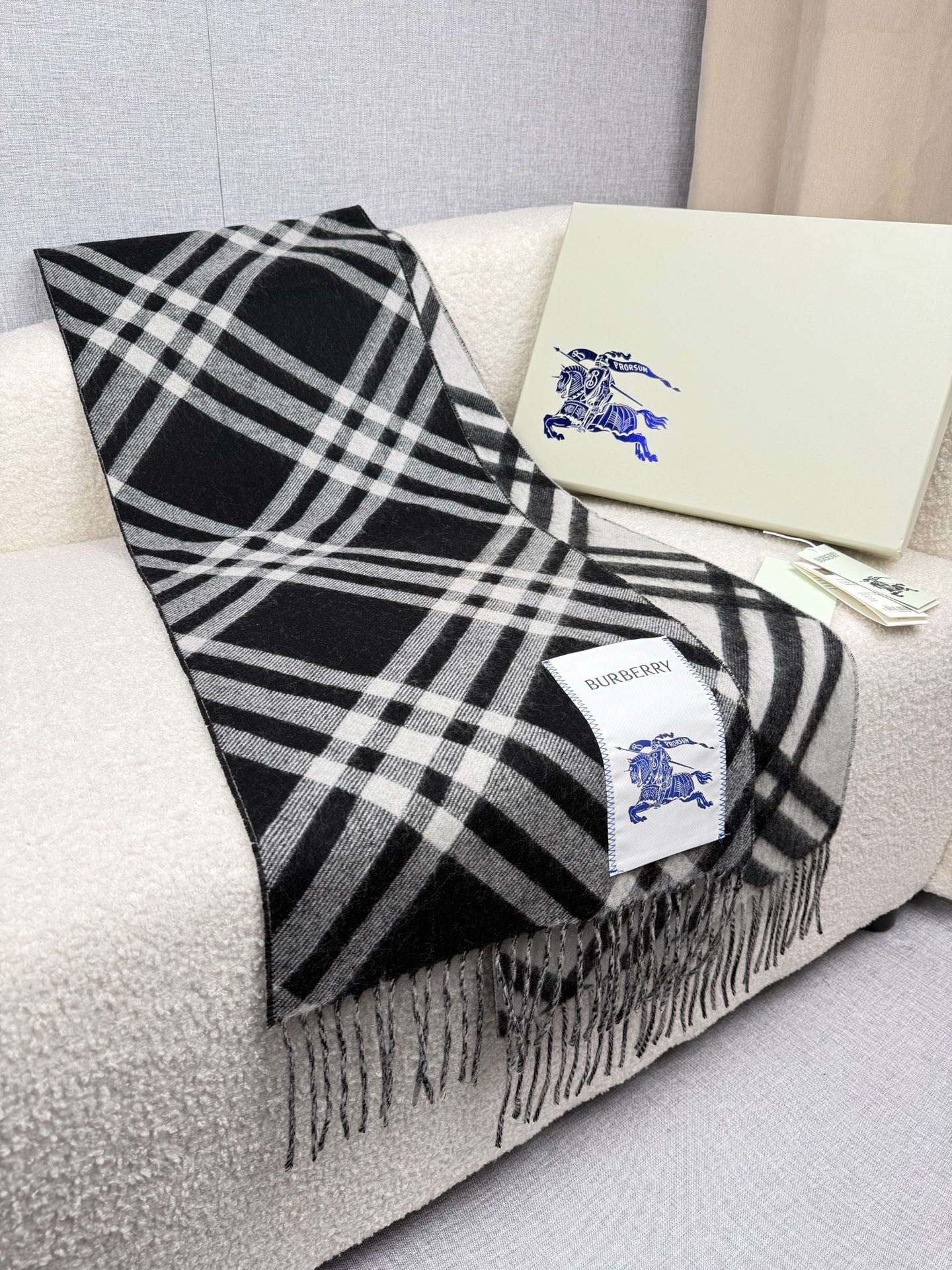 Burberry 柔美精英高手级别的 感围巾 这款Burberry羊绒羊毛混纺围巾 越看越爱 越看越