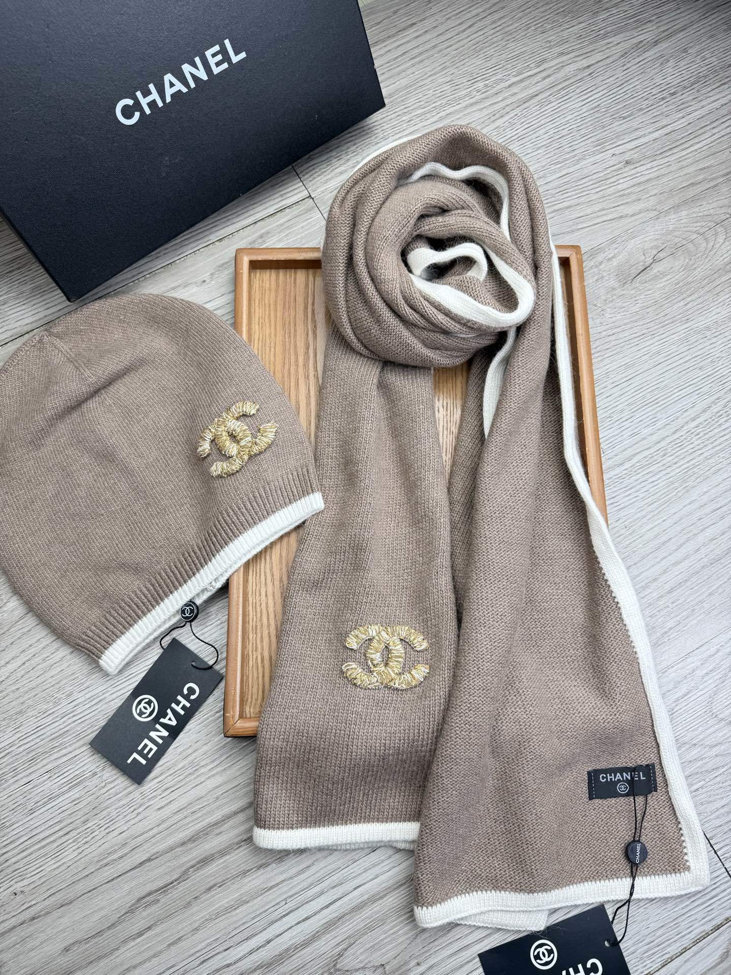 🌹。C家。【羊毛套装帽子】经典套装帽子!帽子➕围巾!材质:70%羊毛➕30%兔毛。暖暖哒超级舒服~冬日小