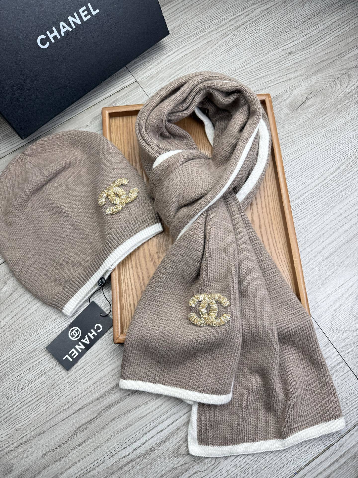 🌹。C家。【羊毛套装帽子】经典套装帽子!帽子➕围巾!材质:70%羊毛➕30%兔毛。暖暖哒超级舒服~冬日小