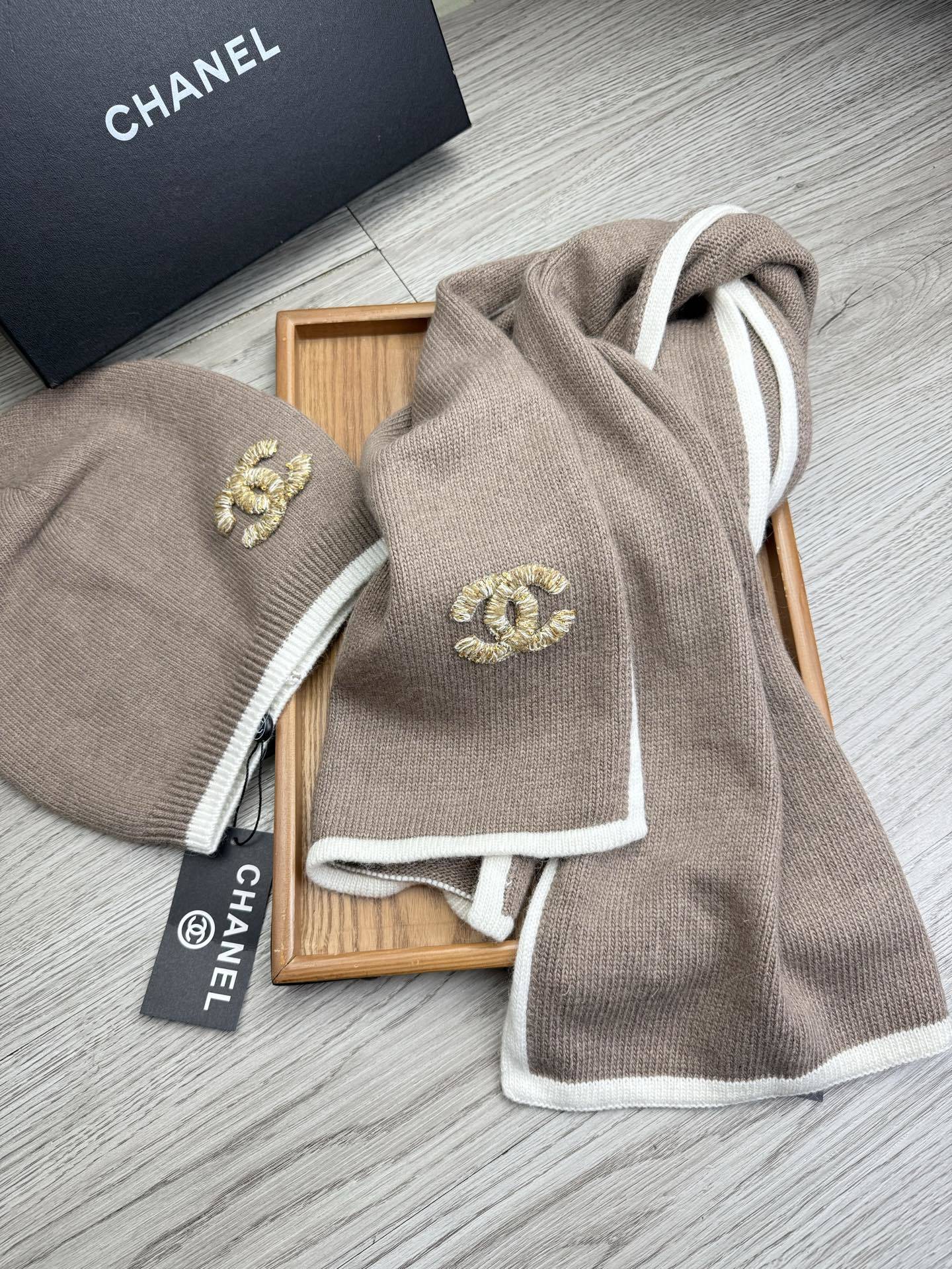 🌹。C家。【羊毛套装帽子】经典套装帽子!帽子➕围巾!材质:70%羊毛➕30%兔毛。暖暖哒超级舒服~冬日小