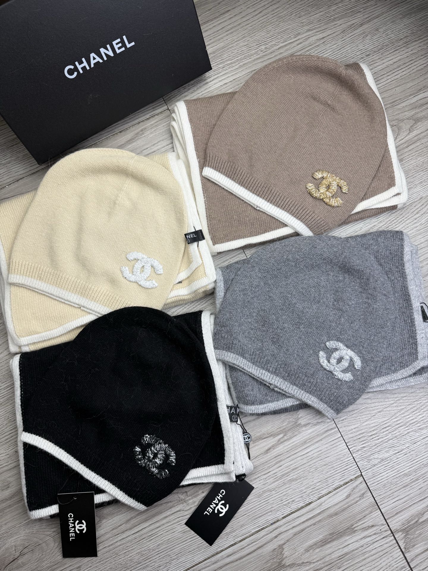 🌹。C家。【羊毛套装帽子】经典套装帽子！帽子➕围巾！材质：70%羊毛➕30%兔毛。暖暖哒超级舒服～冬日小