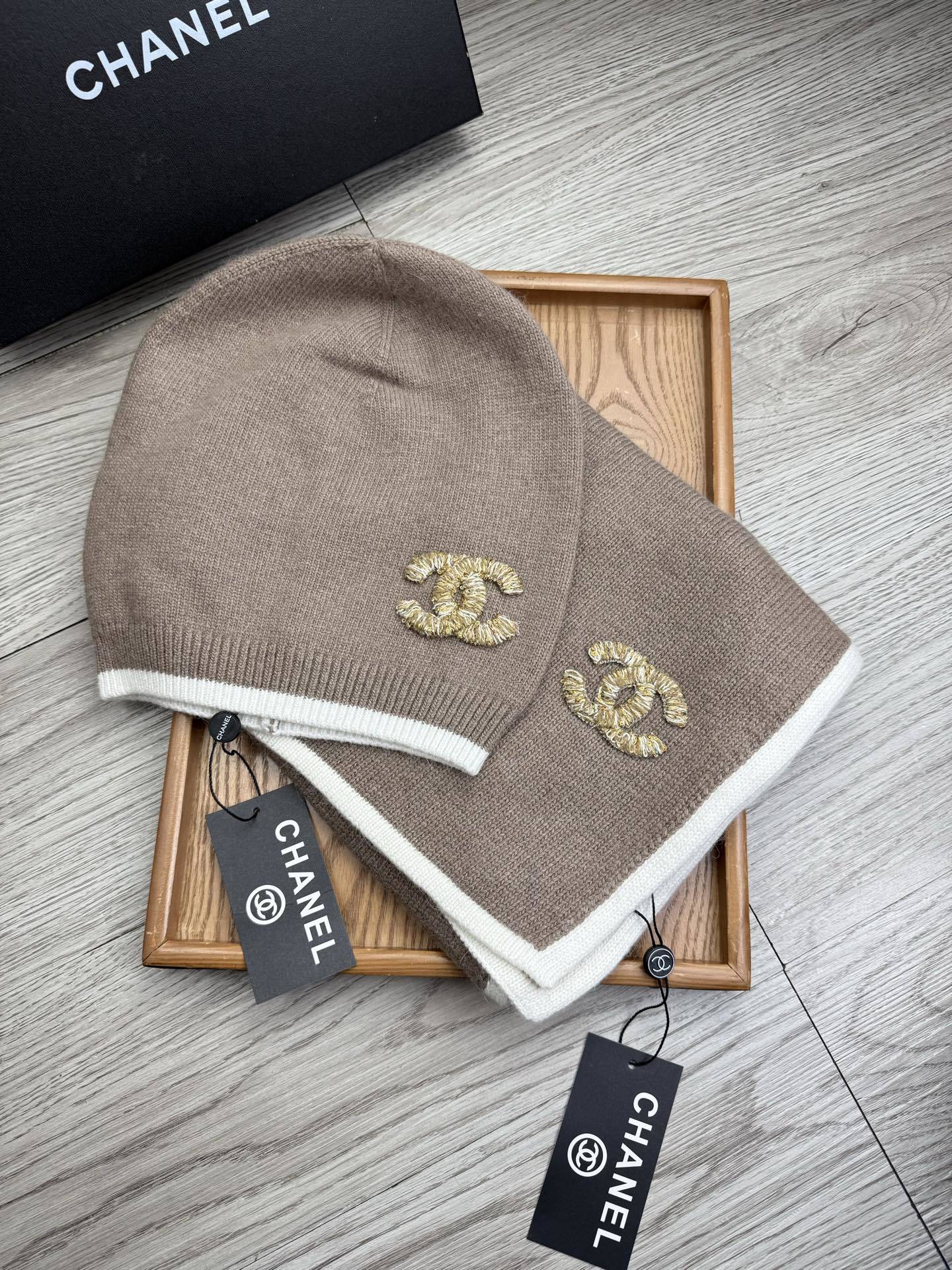 🌹。C家。【羊毛套装帽子】经典套装帽子!帽子➕围巾!材质:70%羊毛➕30%兔毛。暖暖哒超级舒服~冬日小