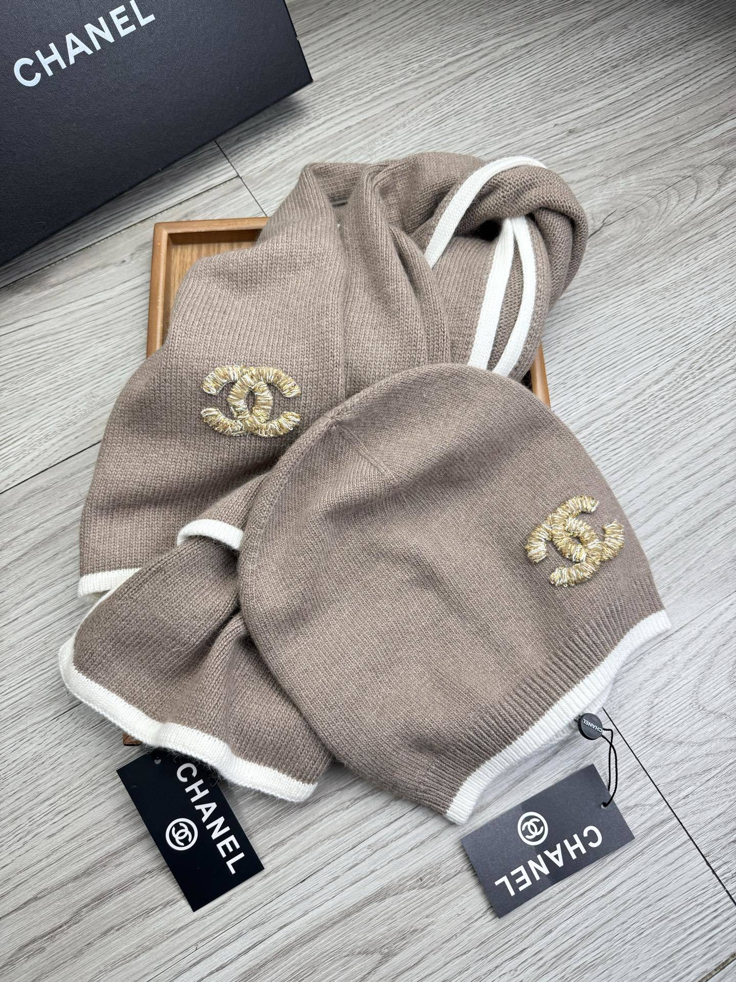 🌹。C家。【羊毛套装帽子】经典套装帽子!帽子➕围巾!材质:70%羊毛➕30%兔毛。暖暖哒超级舒服~冬日小
