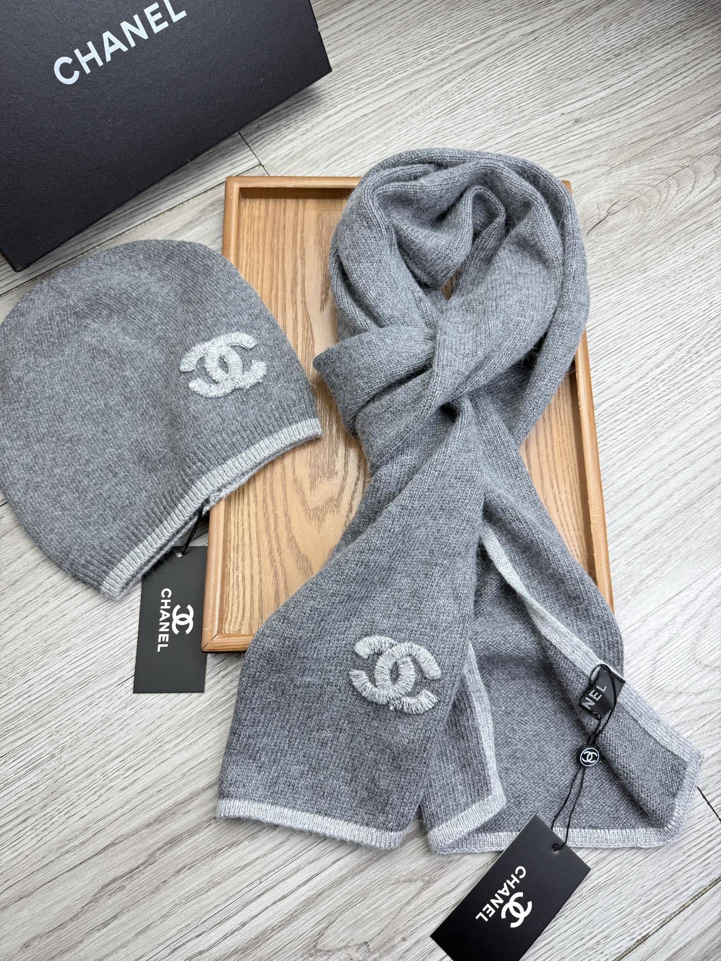 🌹。C家。【羊毛套装帽子】经典套装帽子!帽子➕围巾!材质:70%羊毛➕30%兔毛。暖暖哒超级舒服~冬日小