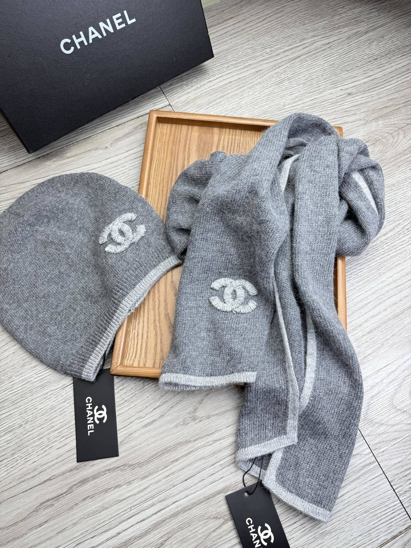 🌹。C家。【羊毛套装帽子】经典套装帽子!帽子➕围巾!材质:70%羊毛➕30%兔毛。暖暖哒超级舒服~冬日小