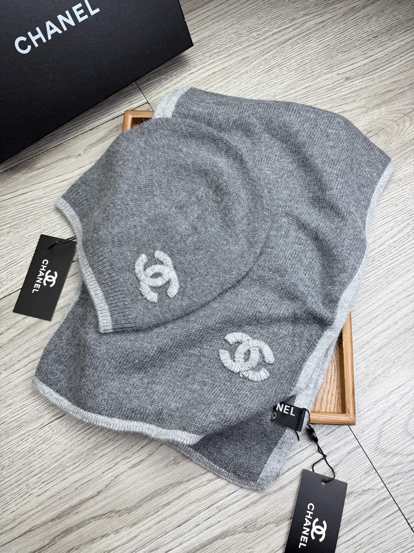 🌹。C家。【羊毛套装帽子】经典套装帽子!帽子➕围巾!材质:70%羊毛➕30%兔毛。暖暖哒超级舒服~冬日小