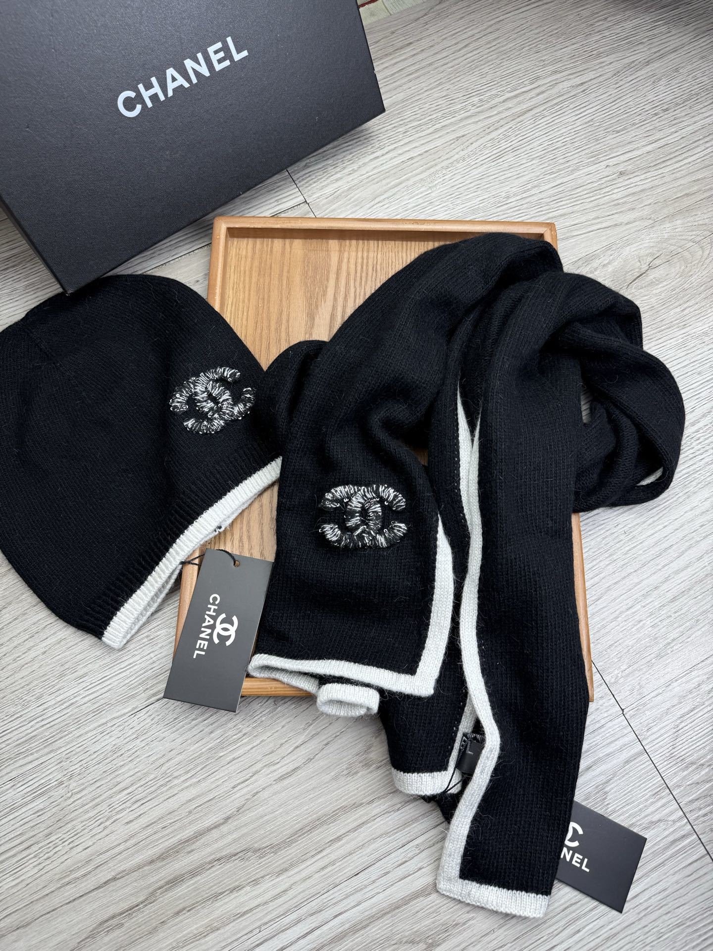 🌹。C家。【羊毛套装帽子】经典套装帽子!帽子➕围巾!材质:70%羊毛➕30%兔毛。暖暖哒超级舒服~冬日小